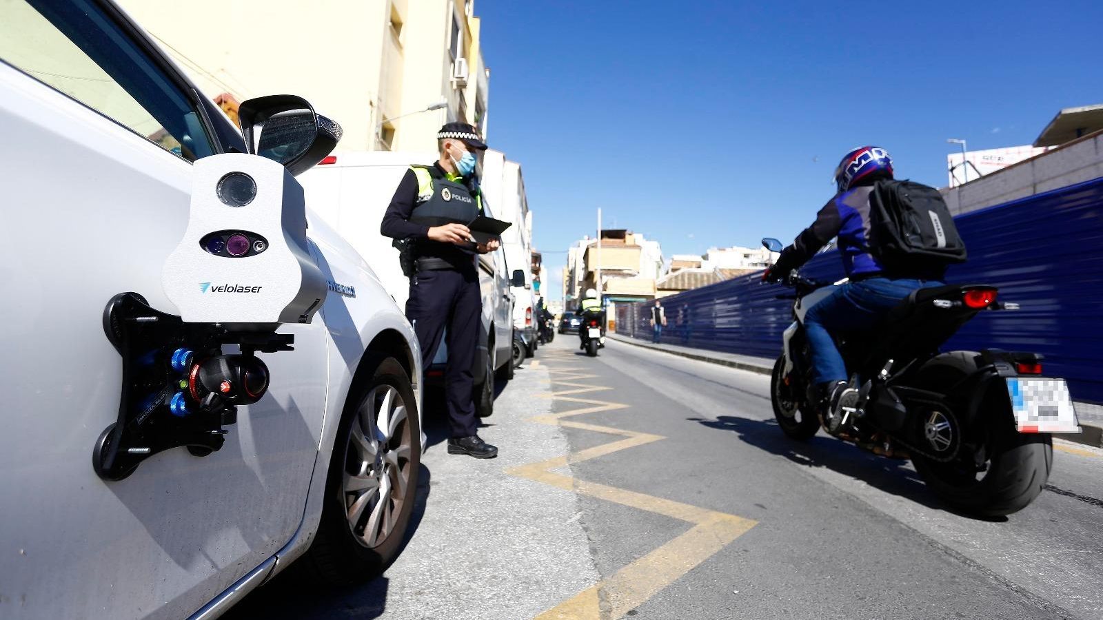 El radar, colocado sobre un vehículo camuflado de la Policía Local, en la calle Bailén.