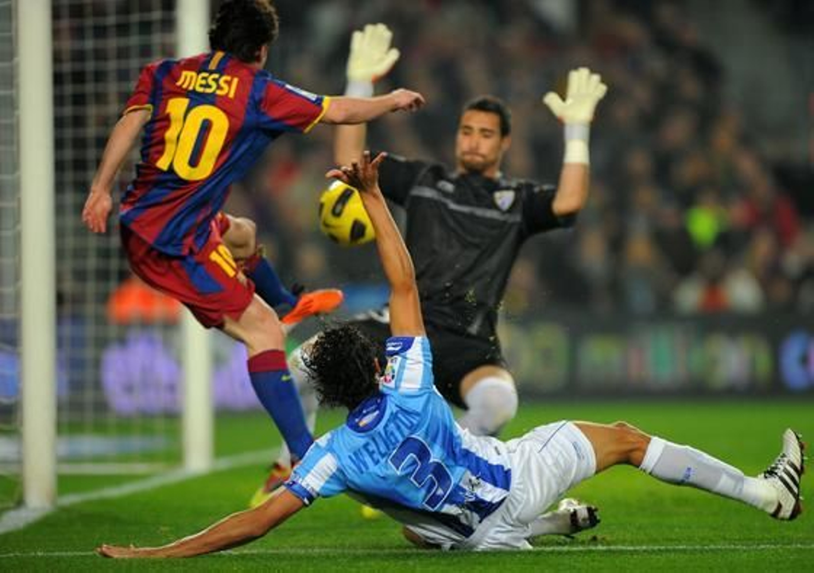 El Málaga se va goleado del Camp Nou ante una nueva exhibición del Barça (4-1). / AFP