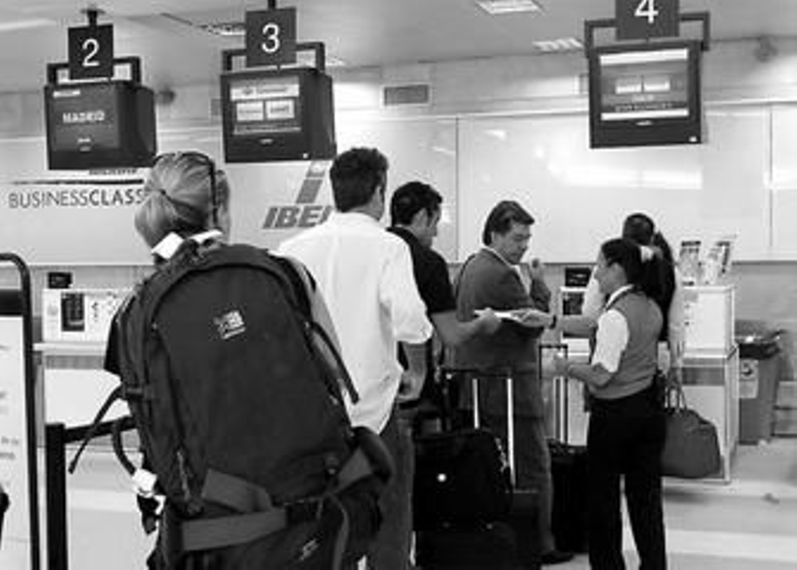 Algunos pasajeros en el aeropuerto de Jerez.