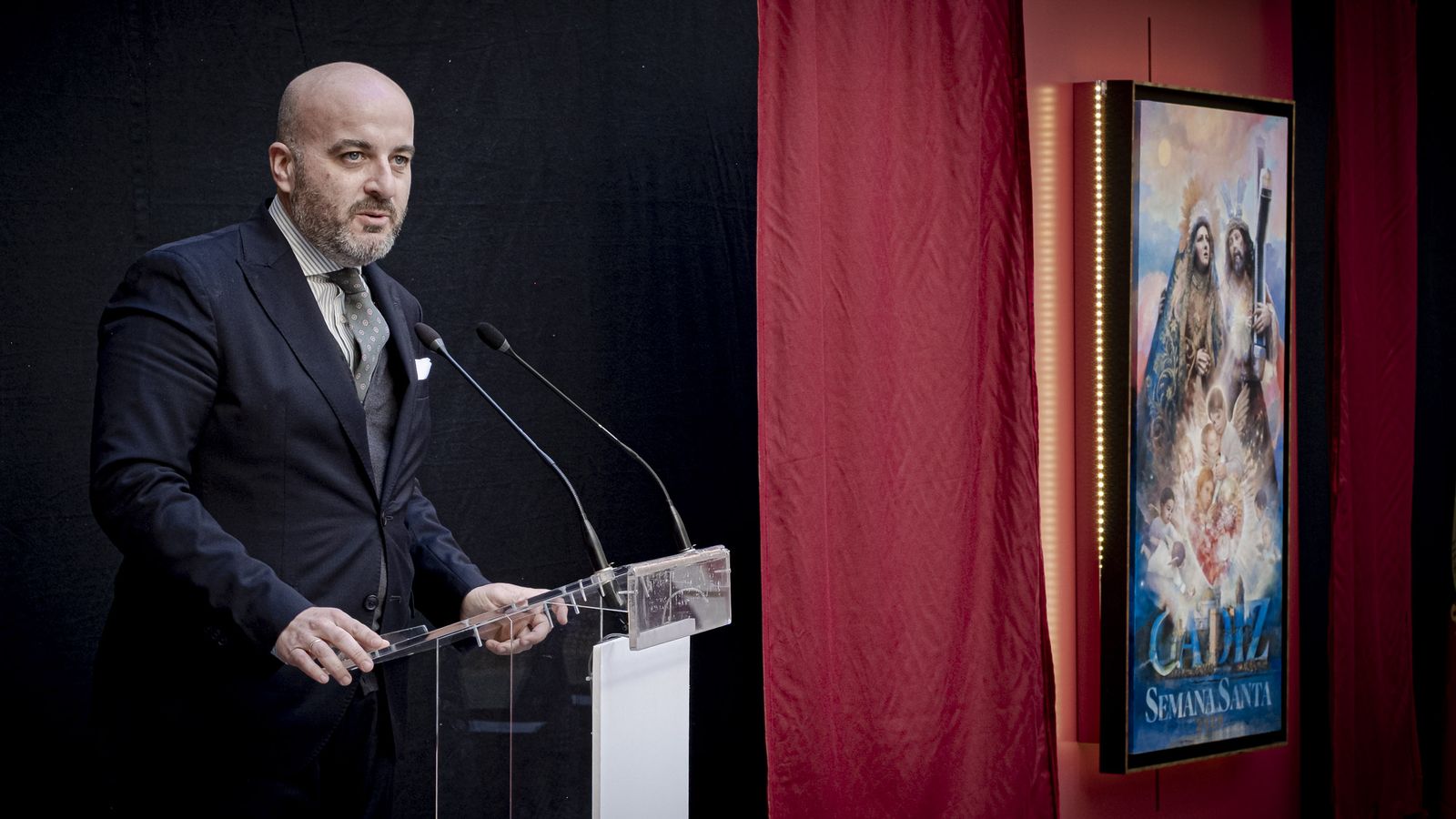 Las imágenes de la presentación del cartel y pregonero de la Semana Santa de Cádiz 2025
