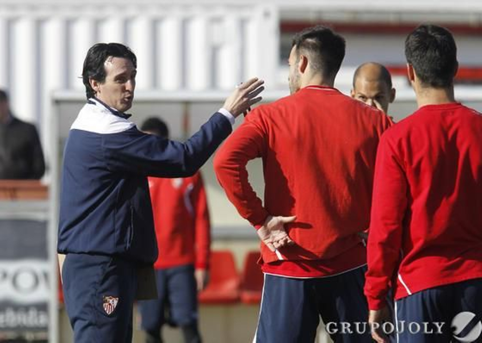 Unai Emery da instrucciones a Negredo.

Foto: Antonio Pizarro