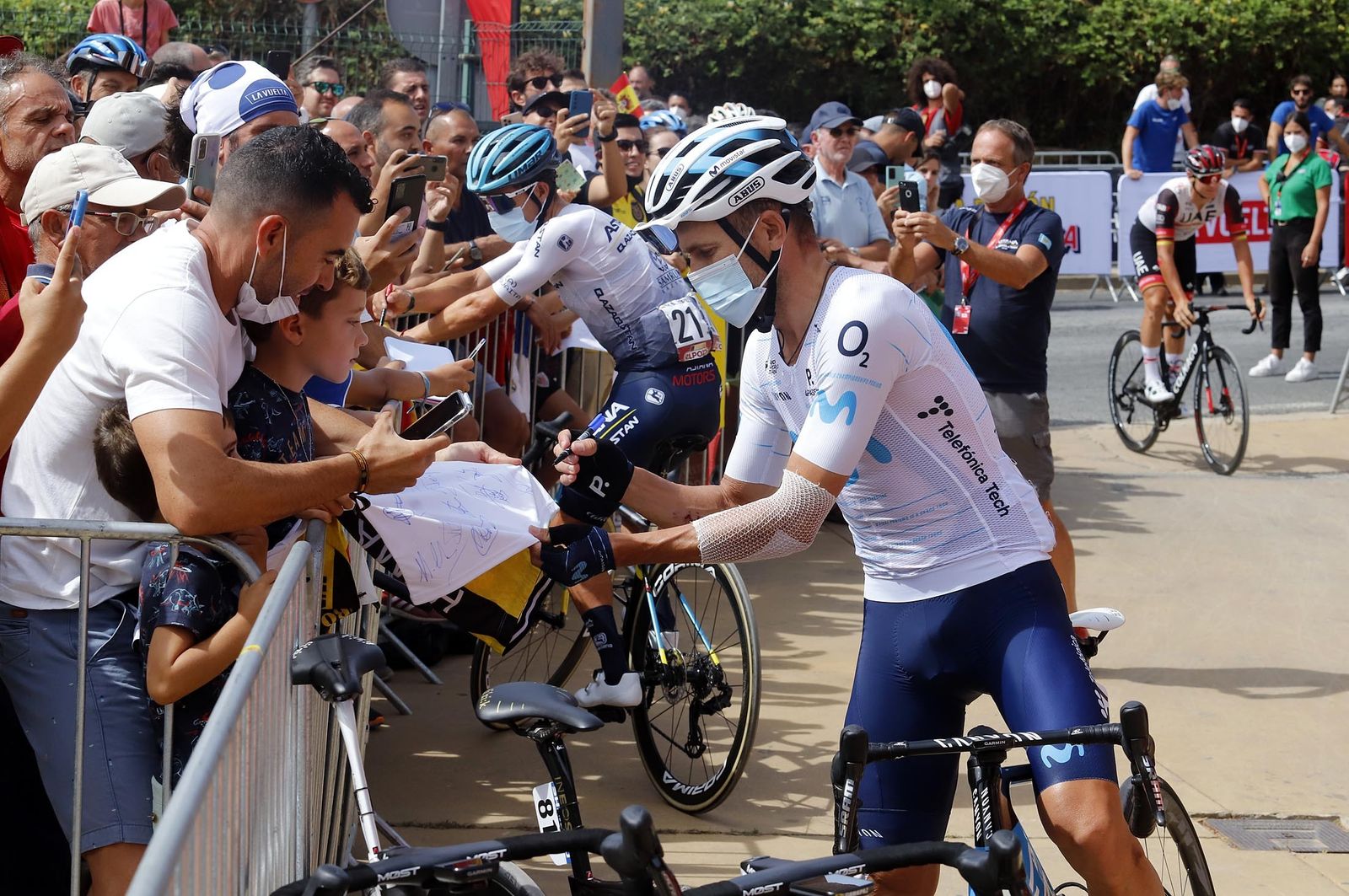 Imágenes de la Vuelta Ciclista a España en su salida desde Aracena en la 17ª etapa