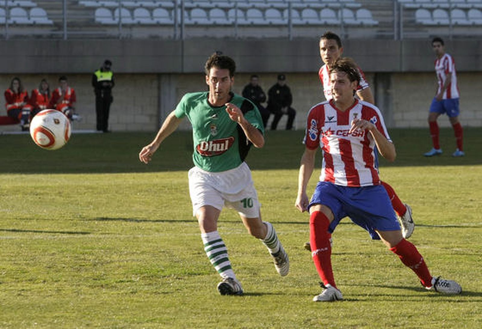El Algeciras, que sólo logró empatar ante el Puerto Real en un ambiente enrarecido, continúa cuarto en la clasificación./Fotos:Erasmo Fenoy 

Foto: Erasmo Fenoy