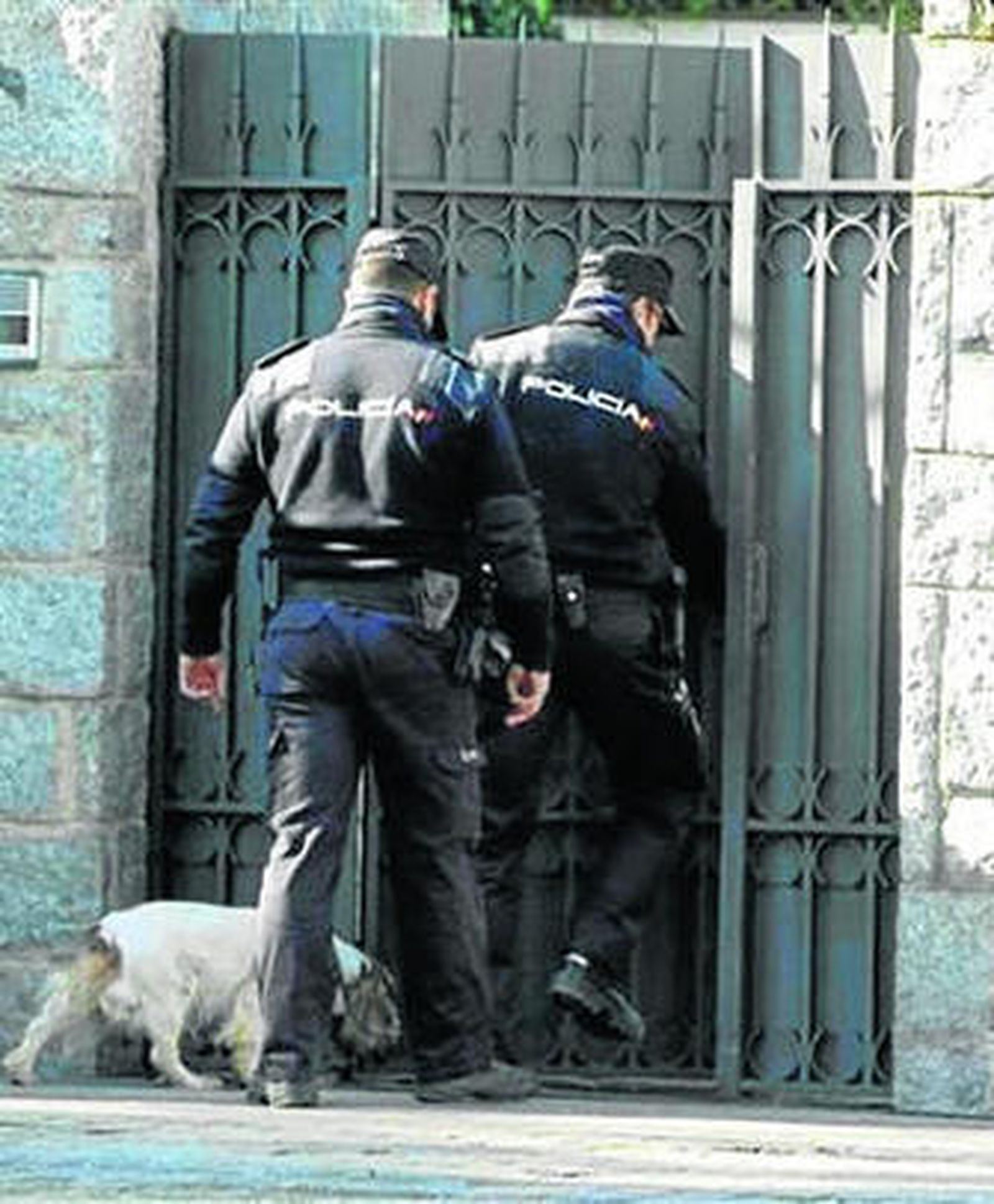 Agentes con perros, el martes en el registro en el domicilio familiar.