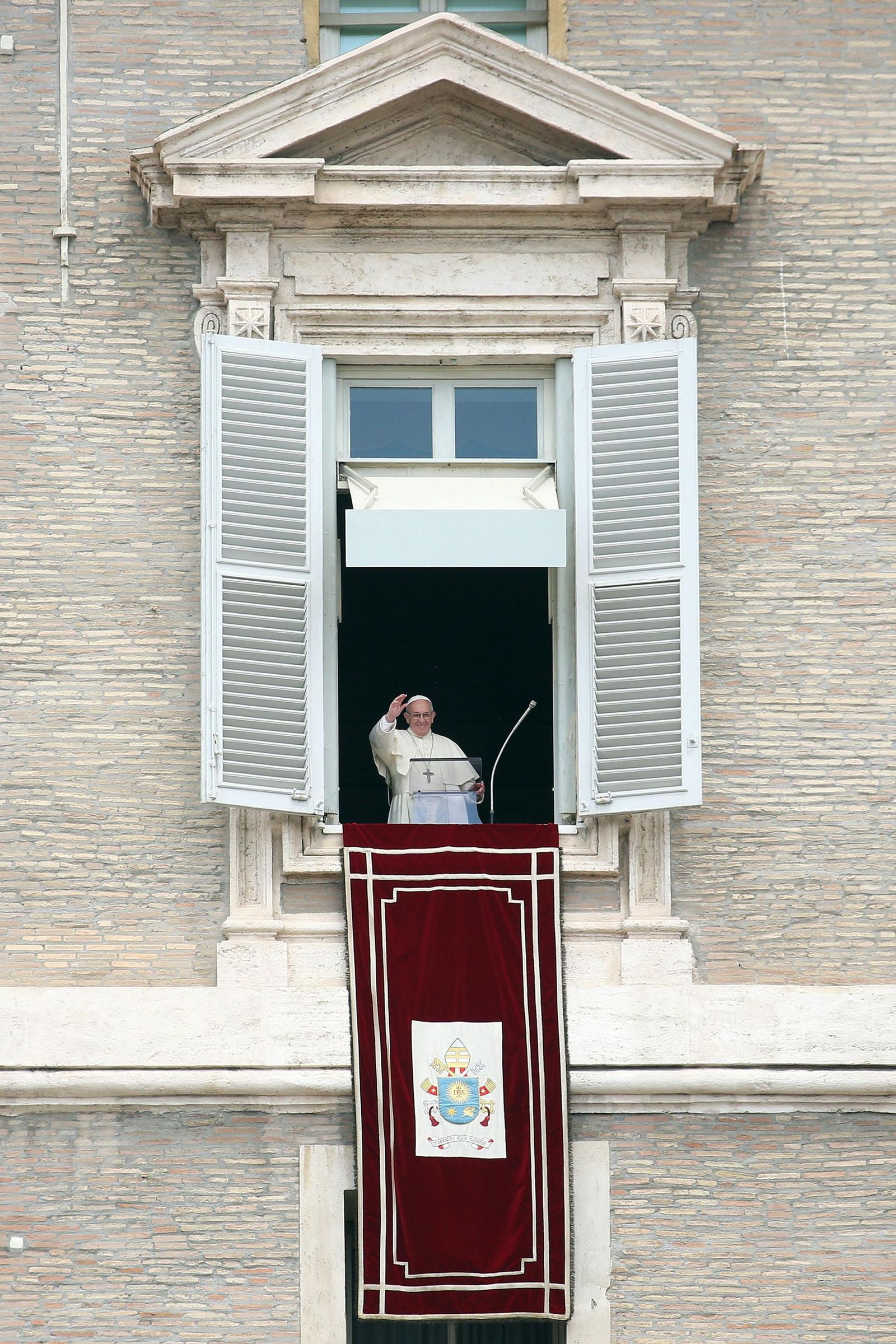 El papa Francisco saluda a los fieles ayer, en la Plaza de San Pedro.