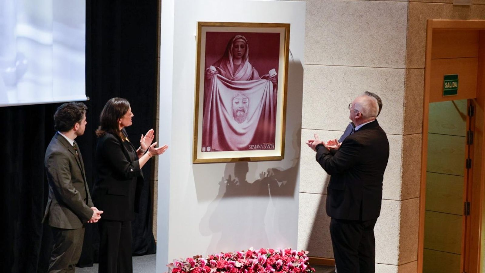 Momento en el que se descubre el cartel anunciador de la Semana Santa de San Fernando 2026