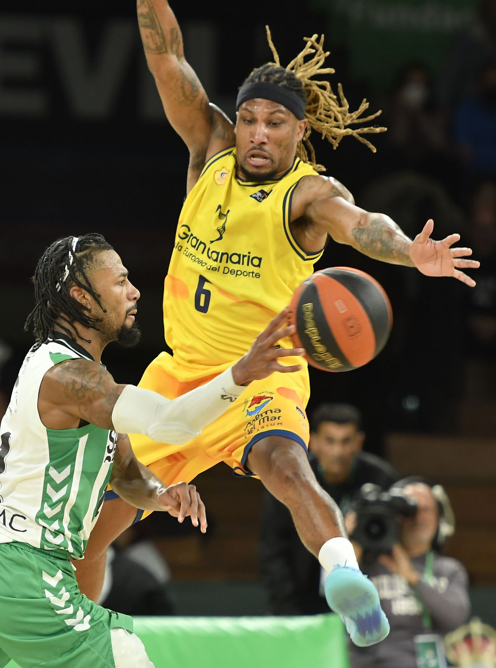 Albicy defiende el pase de Evans.