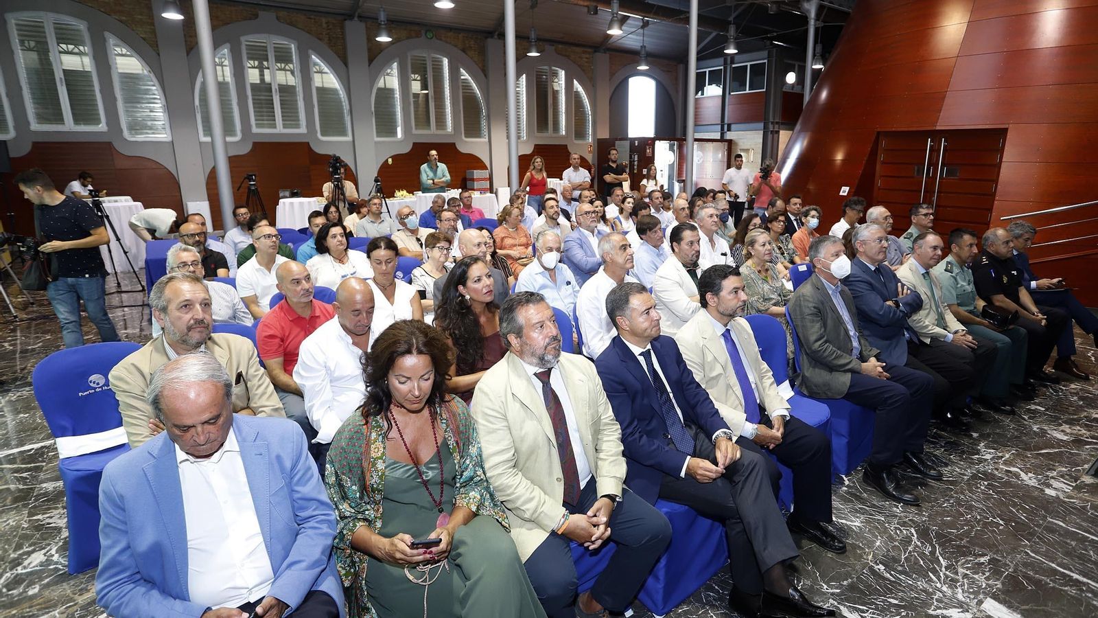Asistentes al acto de presentación de los planes para el Muelle de Levante.