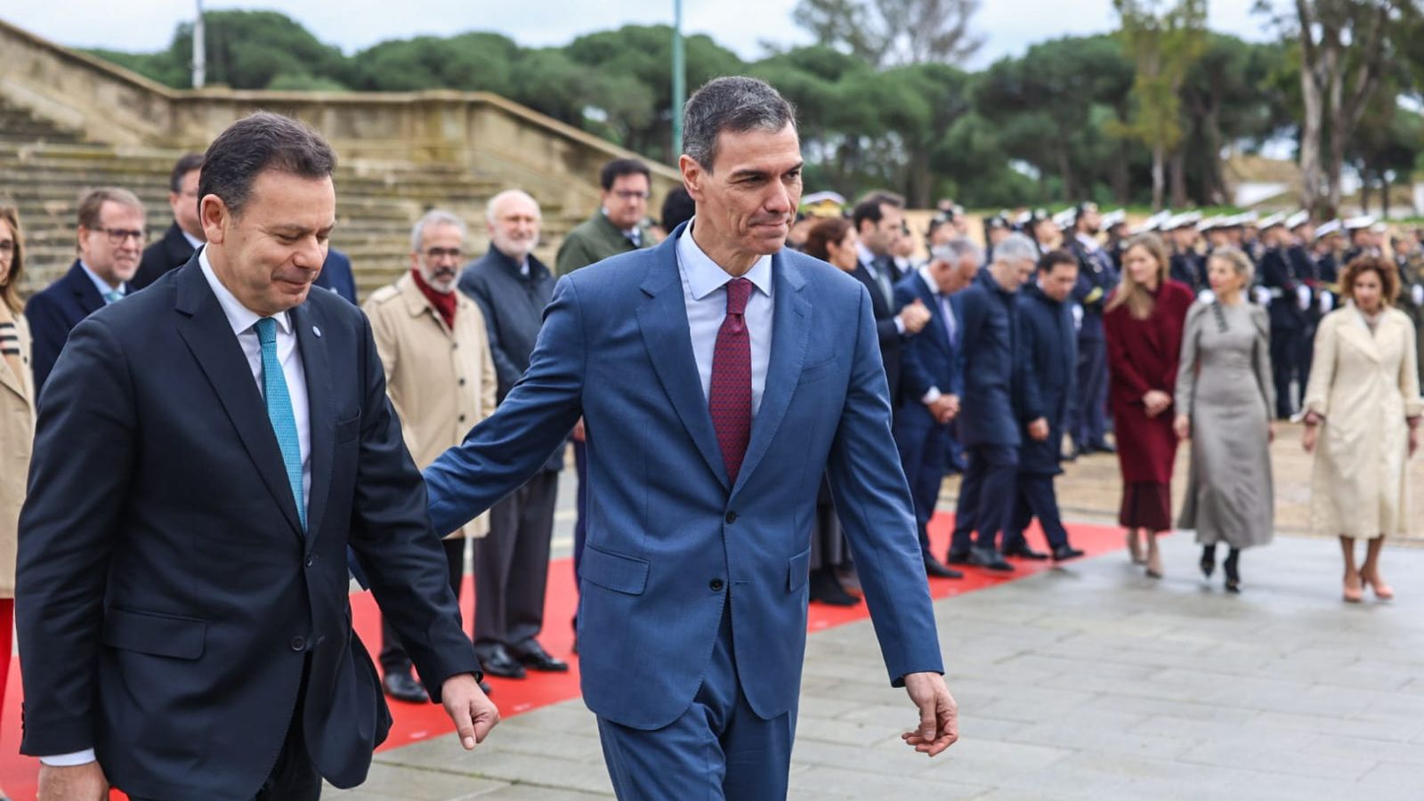 Pedro Sánchez junto a Luis Montenegro, tras saludar a los ministros de España y Portugal.