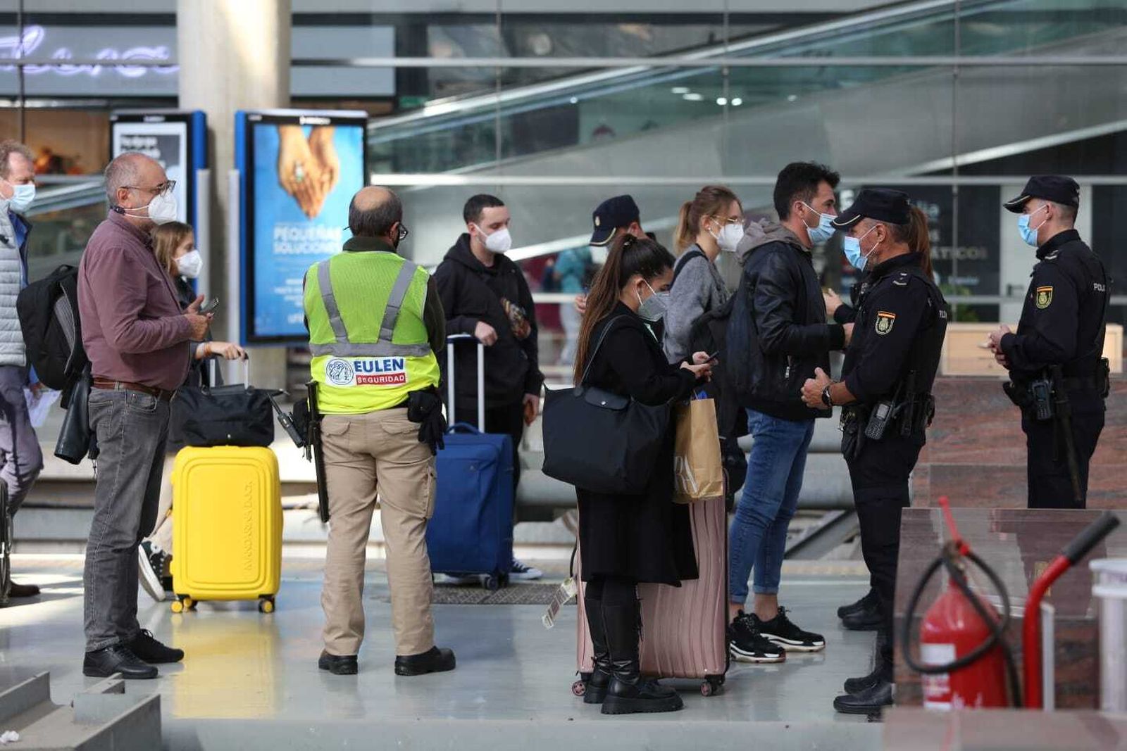 Controles en la estación de tren de Málaga en el primer día de movilidad restringida en Andalucía