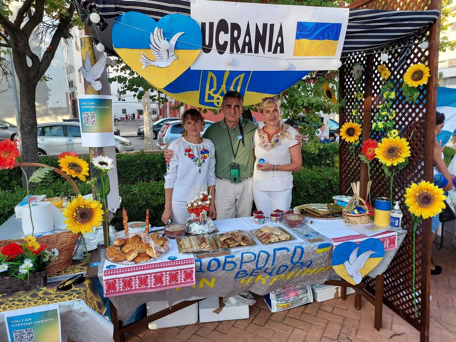 El stand de la comunidad de Ucrania, muy cuidado y visitado durante la velada.