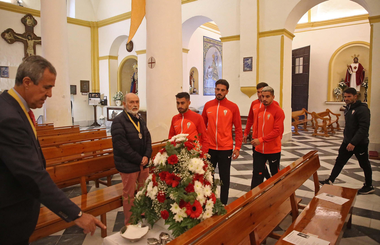La ofrenda floral del Algeciras CF a la Virgen de la Palma, en imágenes