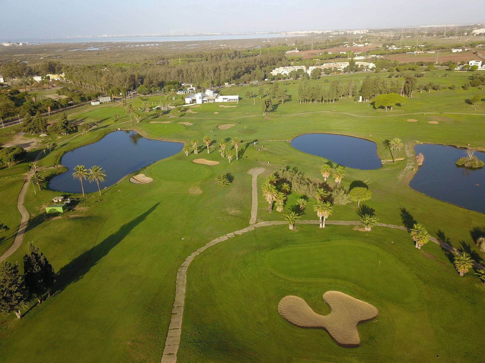 Espectacular vista aérea del campo de golf de VillaNueva, en Puerto Real.