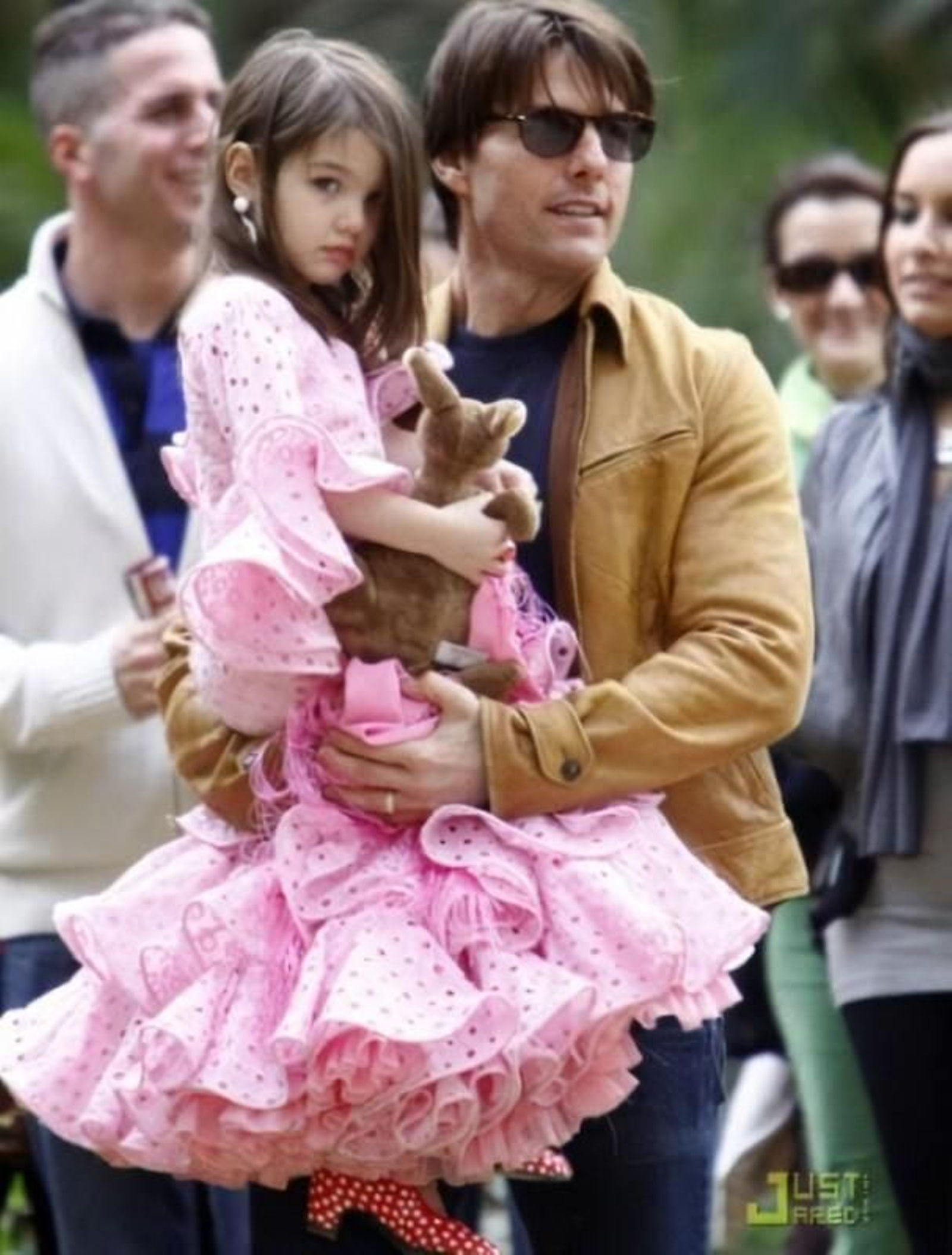 Suri, con su famoso papá, Tom Cruise, durante su visita a Sevilla.