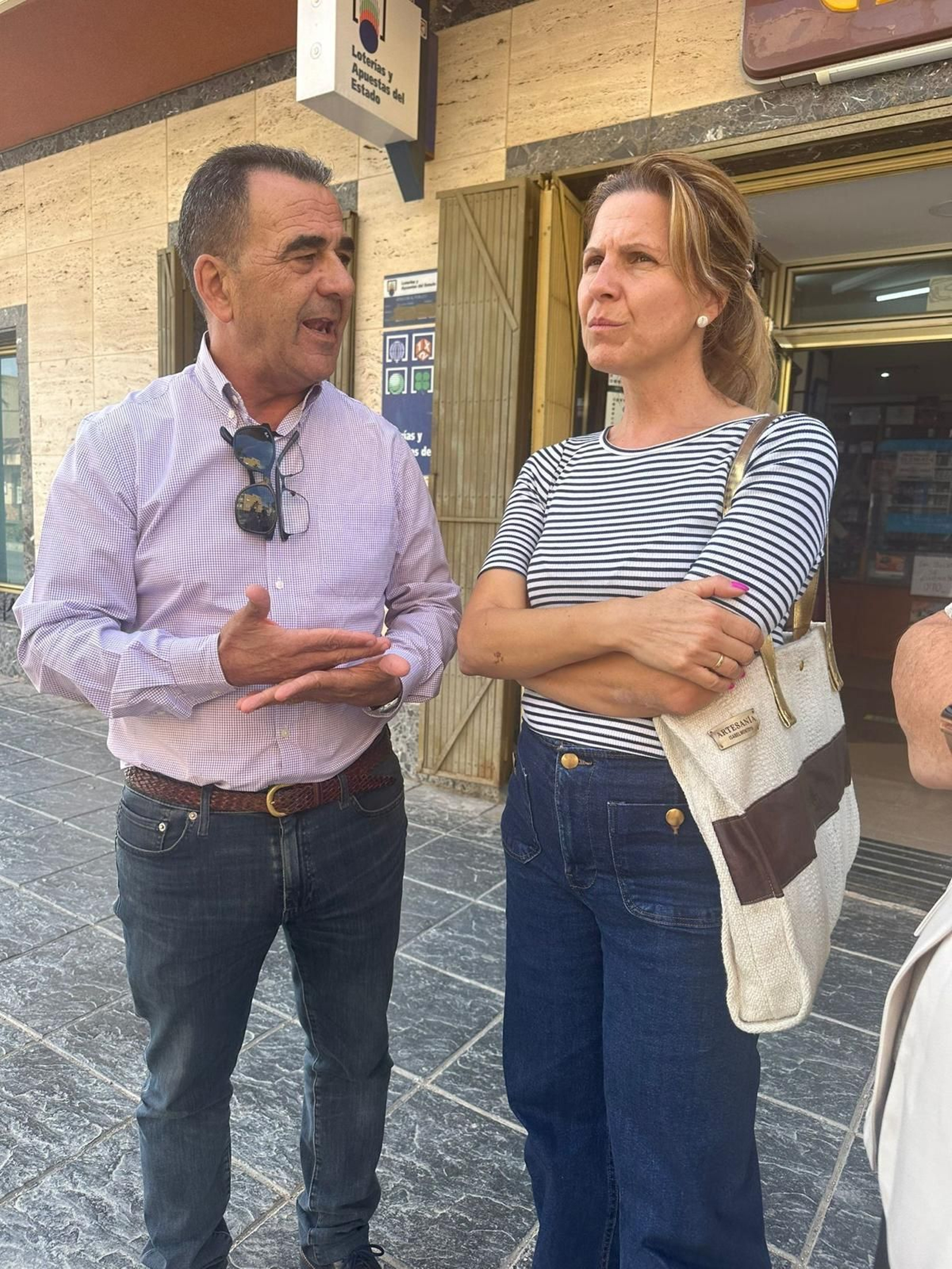 El alcalde de La Mojonera y la delegada de Fomento visitaron el semáforo el 10 de octubre.