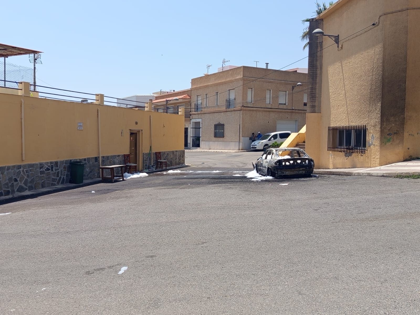 Un coche ha ardido junto a la parroquia de El Puente del Río este jueves.