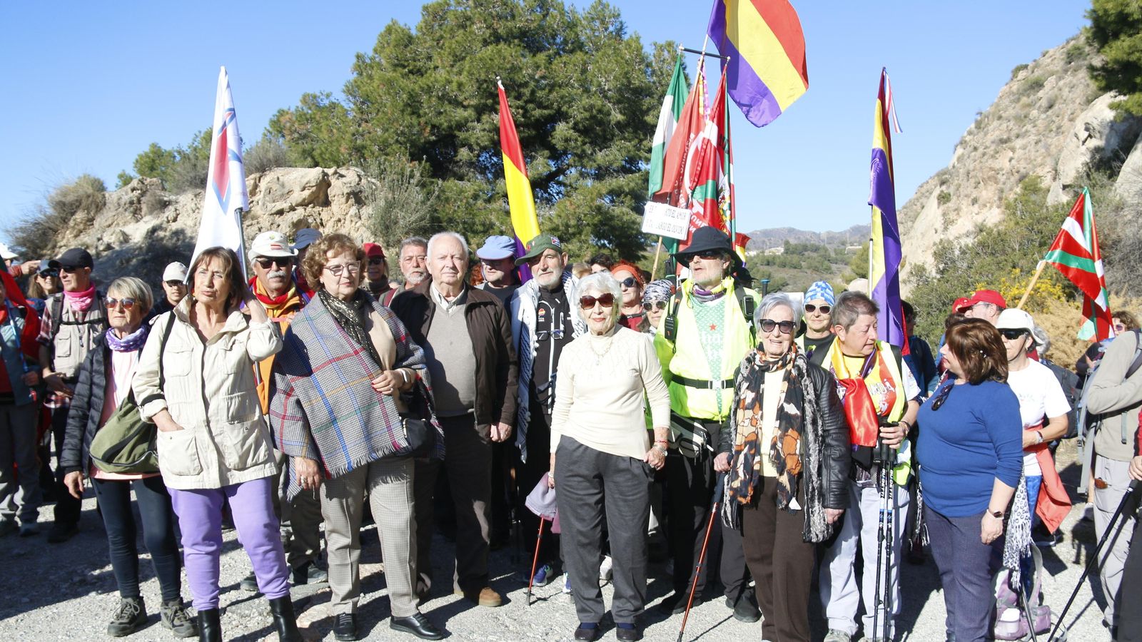 Manuel y María Amparo junto a otros supervivientes y participantes de la marcha