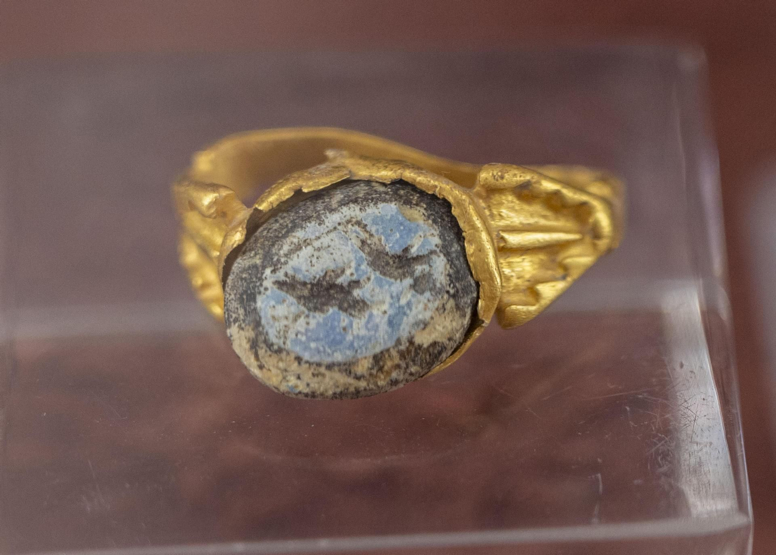 Un anillo de oro con una escena de caza en pasta vítrea, que forma de la muestra ‘Glíptica: gemas grabadas’, con una veintena de entalles hallados en el conjunto arqueológico de Cástulo, en Linares.