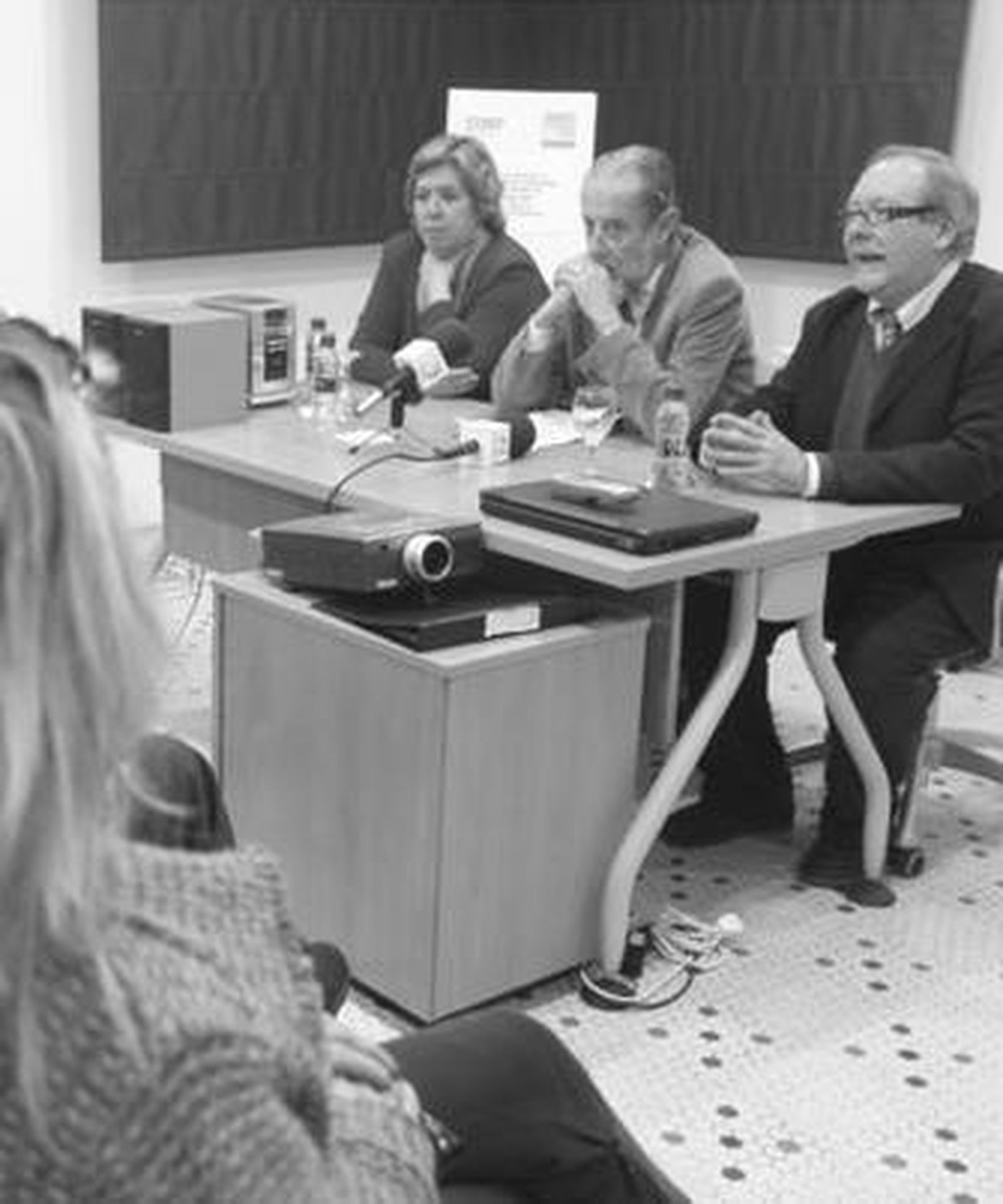 Solomon Levy, en el centro, durante la charla ofrecida ayer.