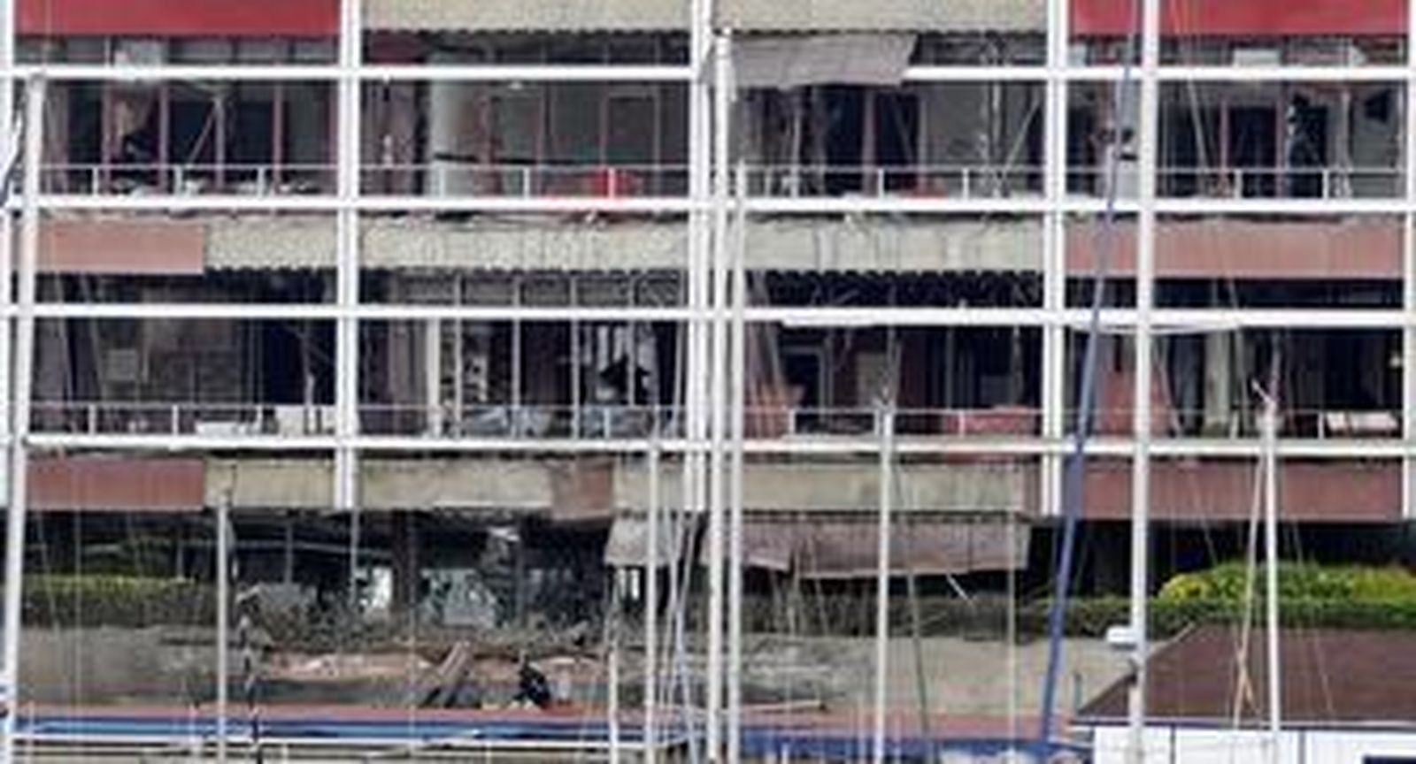 Aspecto del club marítimo de Guecho tras la explosión de la furgoneta-bomba.