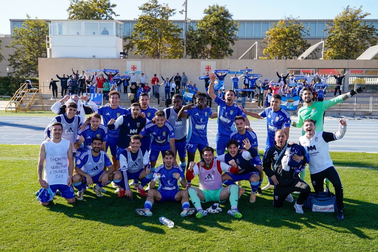 Los jugadores del Xerez CD celebran el triunfo con los aficionados.