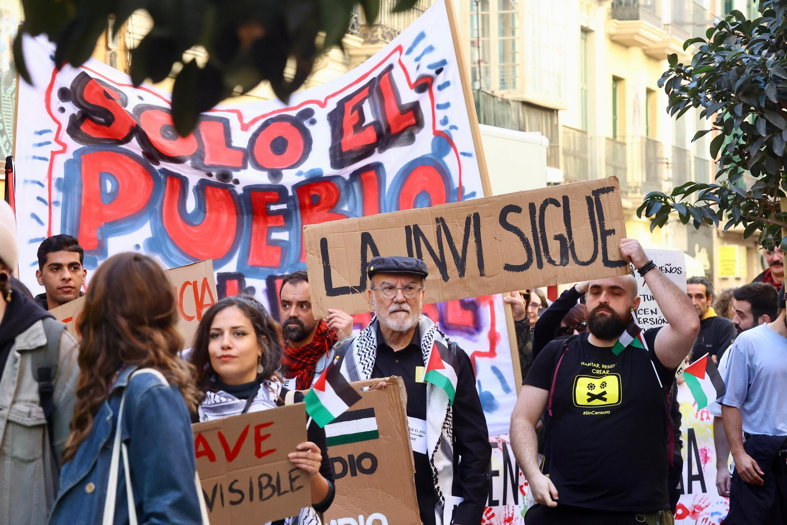 Cientos de personas salen a las calles de Málaga en apoyo a La Invisible, en fotos