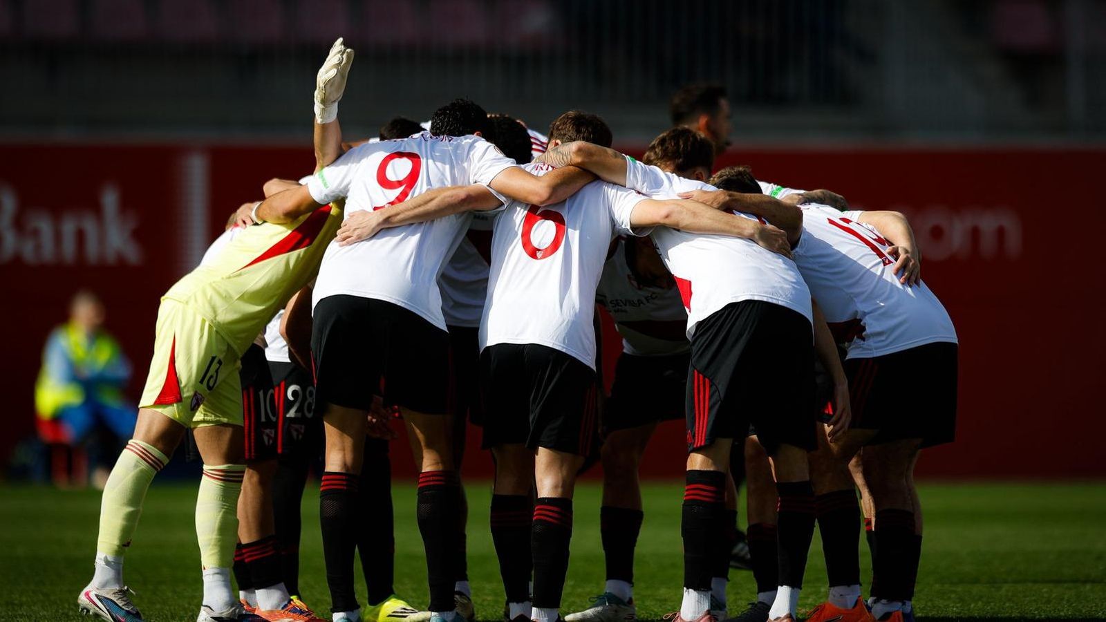 Los jugadores del Sevilla Atlético reunidos antes de empezar el partido ante el CE Europa