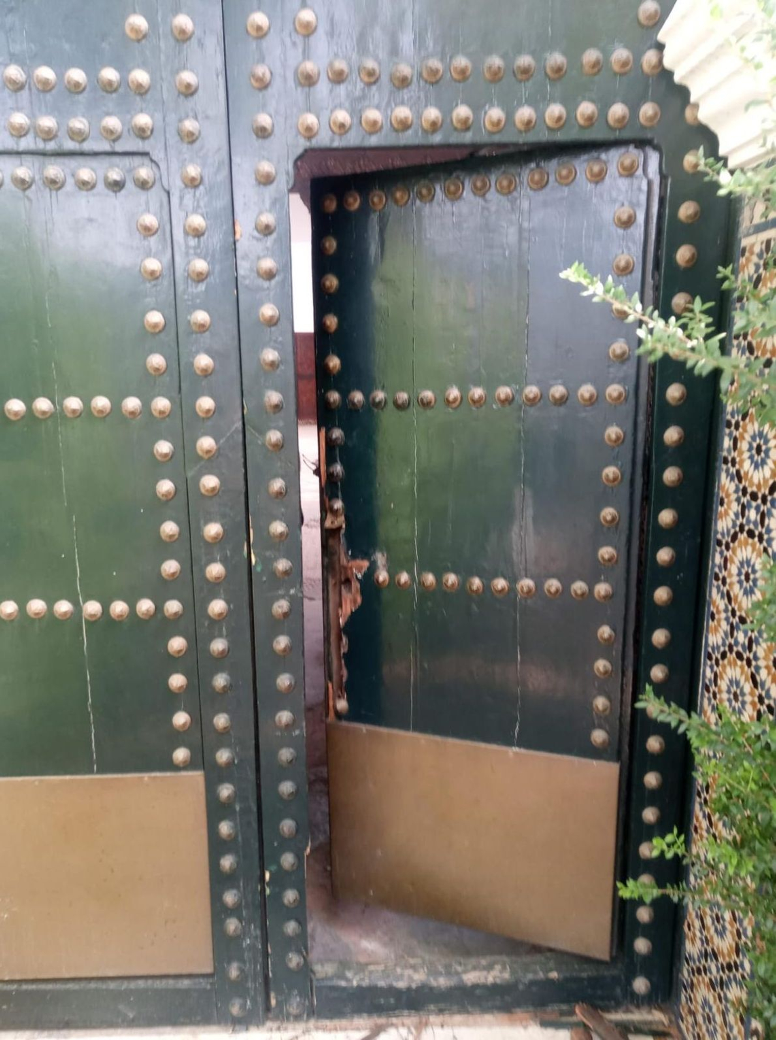 Destrozo en la puerta principal del Pabellón de Marruecos tras forzarla.