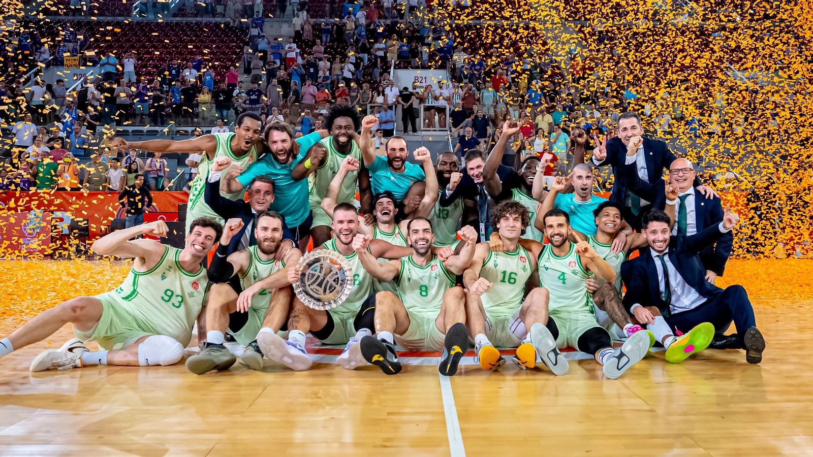 La plantilla del Betis Baloncesto celebra el ascenso deportivo conseguido en la Final Four