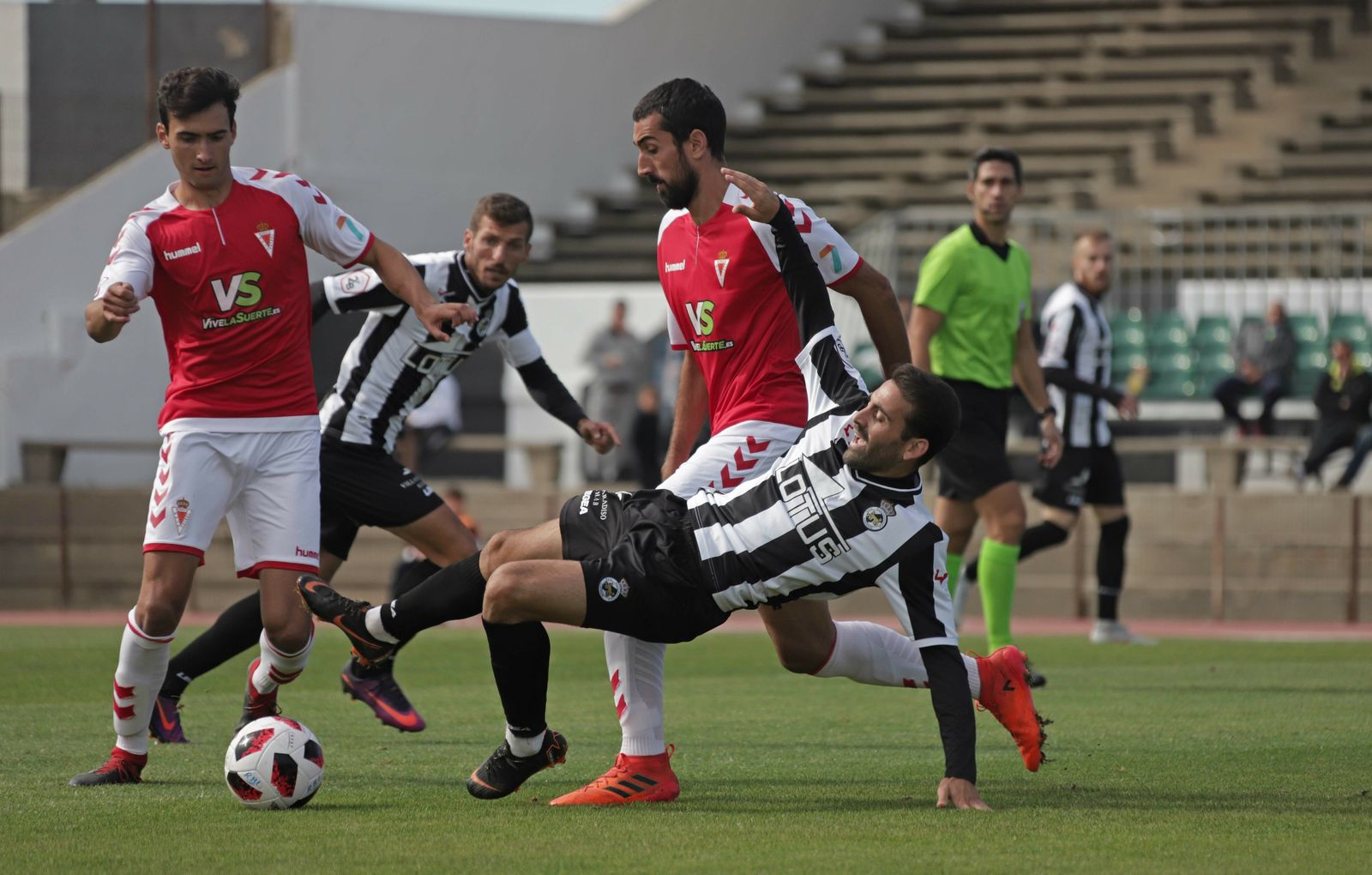 Pirulo cae derribado durante el Balona-Real Murcia de la primera vuelta