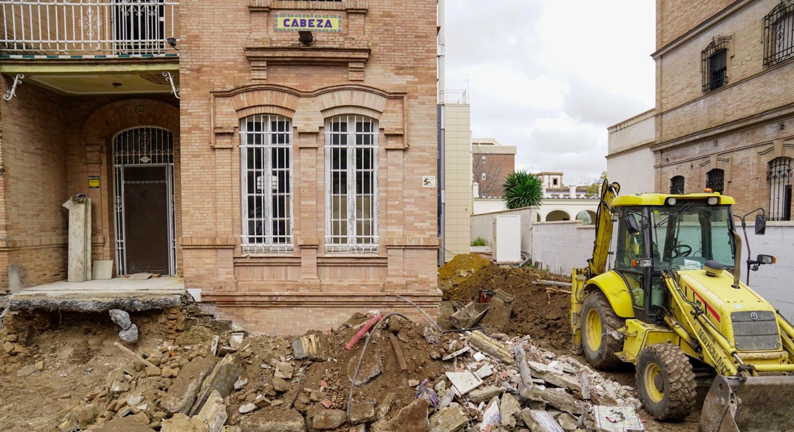 La escalera de acceso destruida en Nuestra Señora de la Cabeza, este viernes.