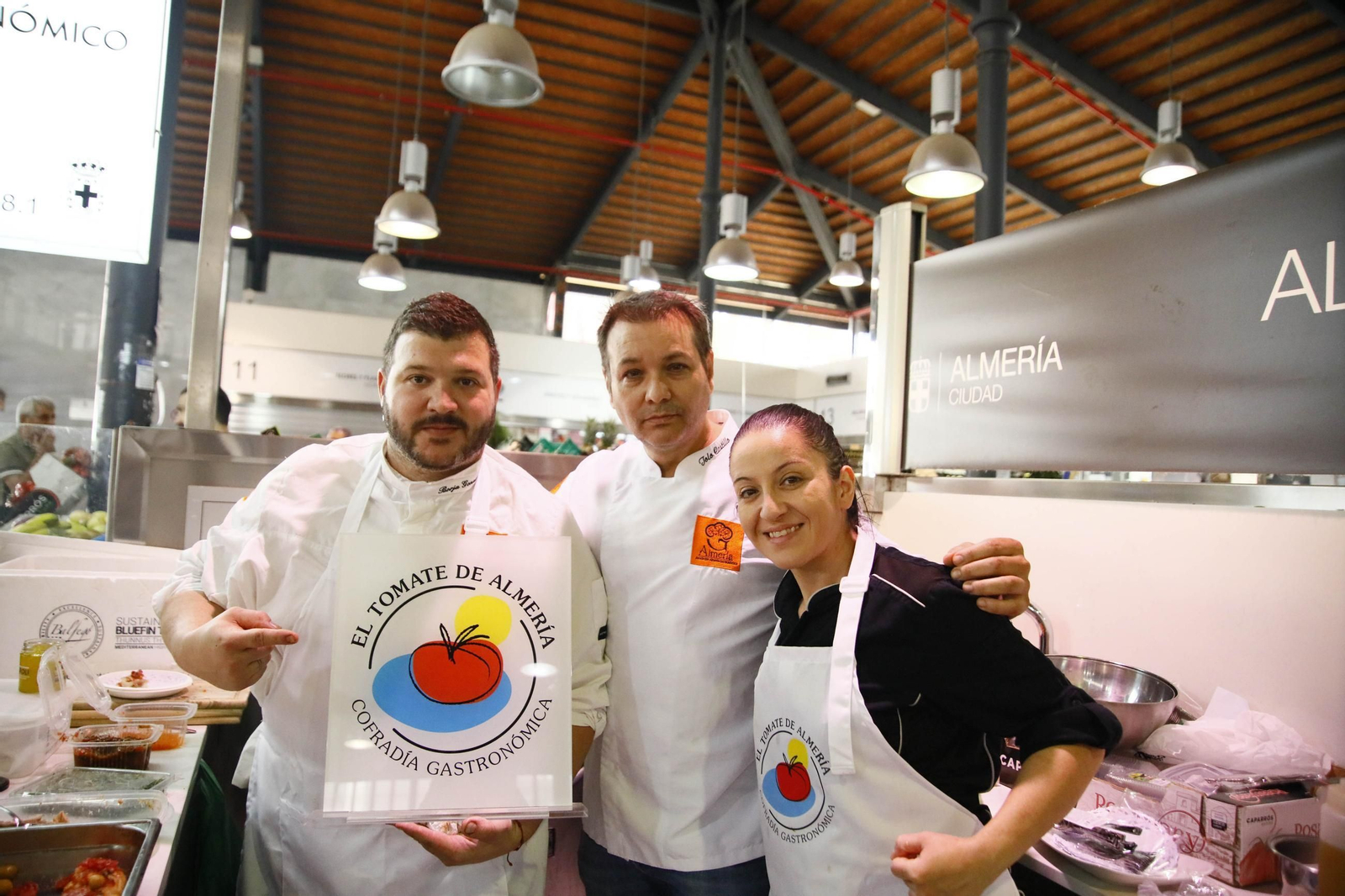 El tomate en el corazón de la cocina: Los martes gastronómicos en el mercado central de Almería, en imágenes