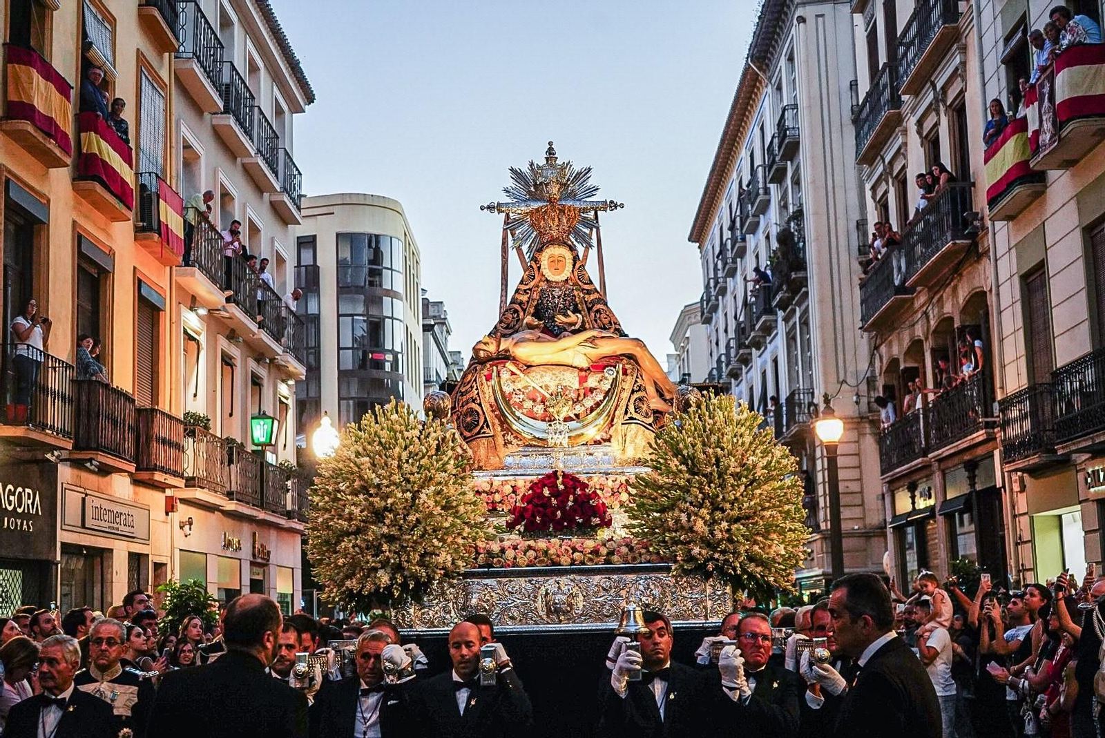 La procesión de la Virgen de las Angustias por Granada, en imágenes