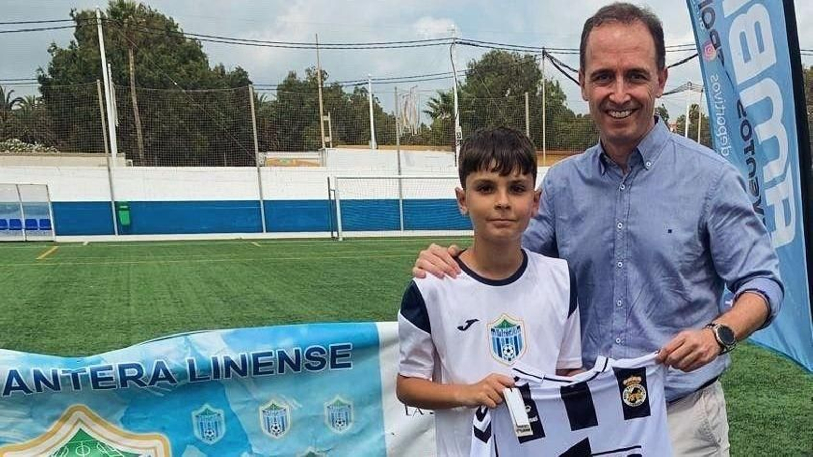 Álvaro Pérez entrega una camiseta de la Balona a un participante del campus linense. Álvaro Pérez entrega una camiseta de la Balona a un participante del campus linense.
