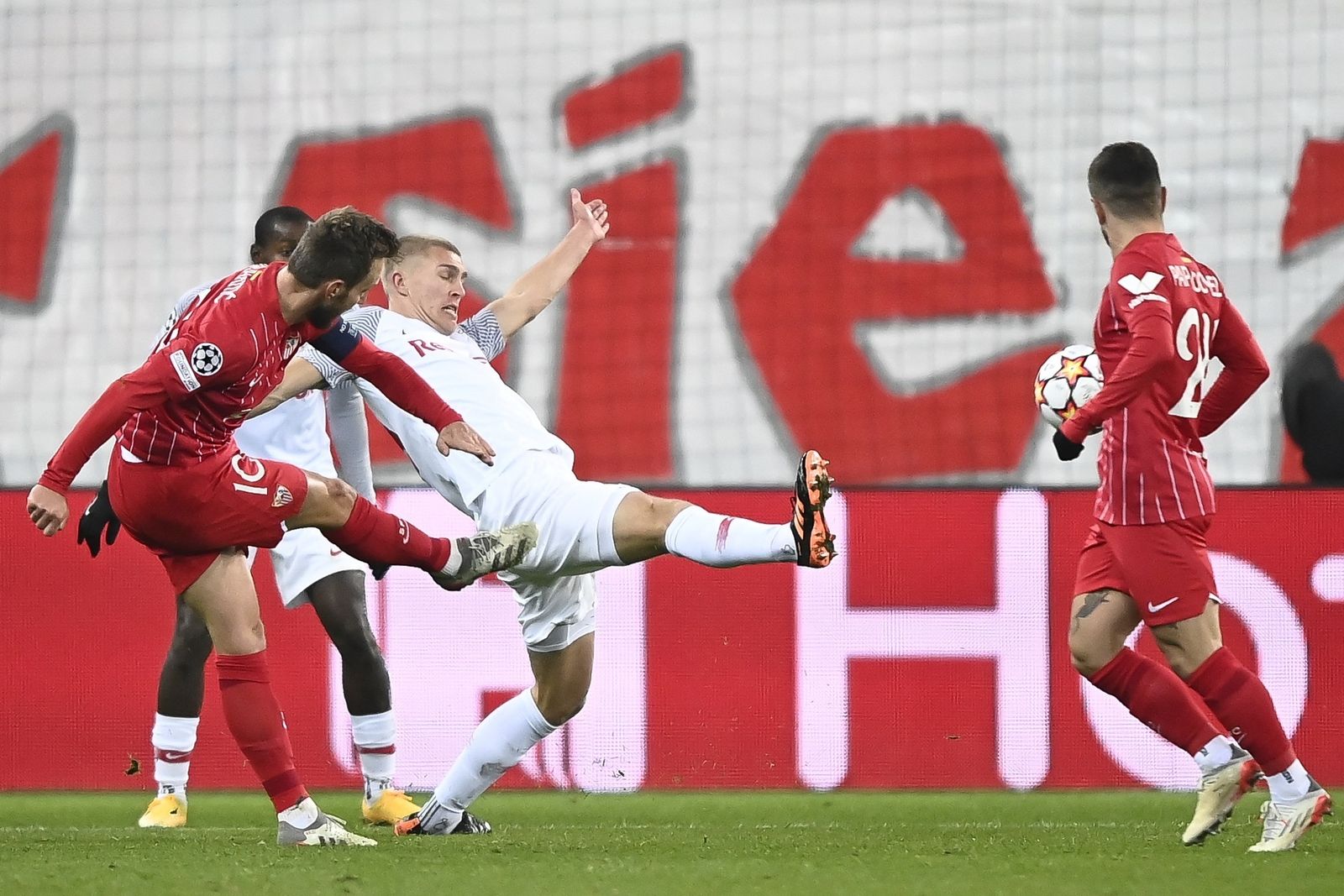Rakitic golpea la pelota ante Papu Gómez en el Salzburgo-Sevilla de la pasada Champions.