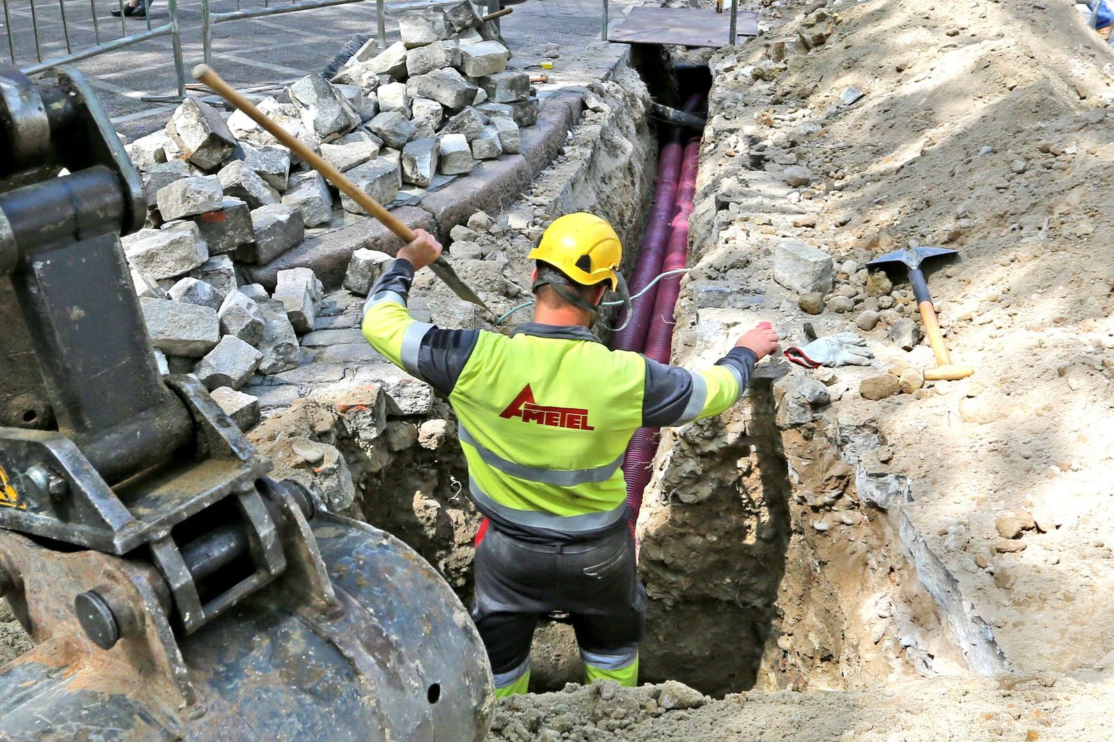 Un trabajador en unas obras de canalización.