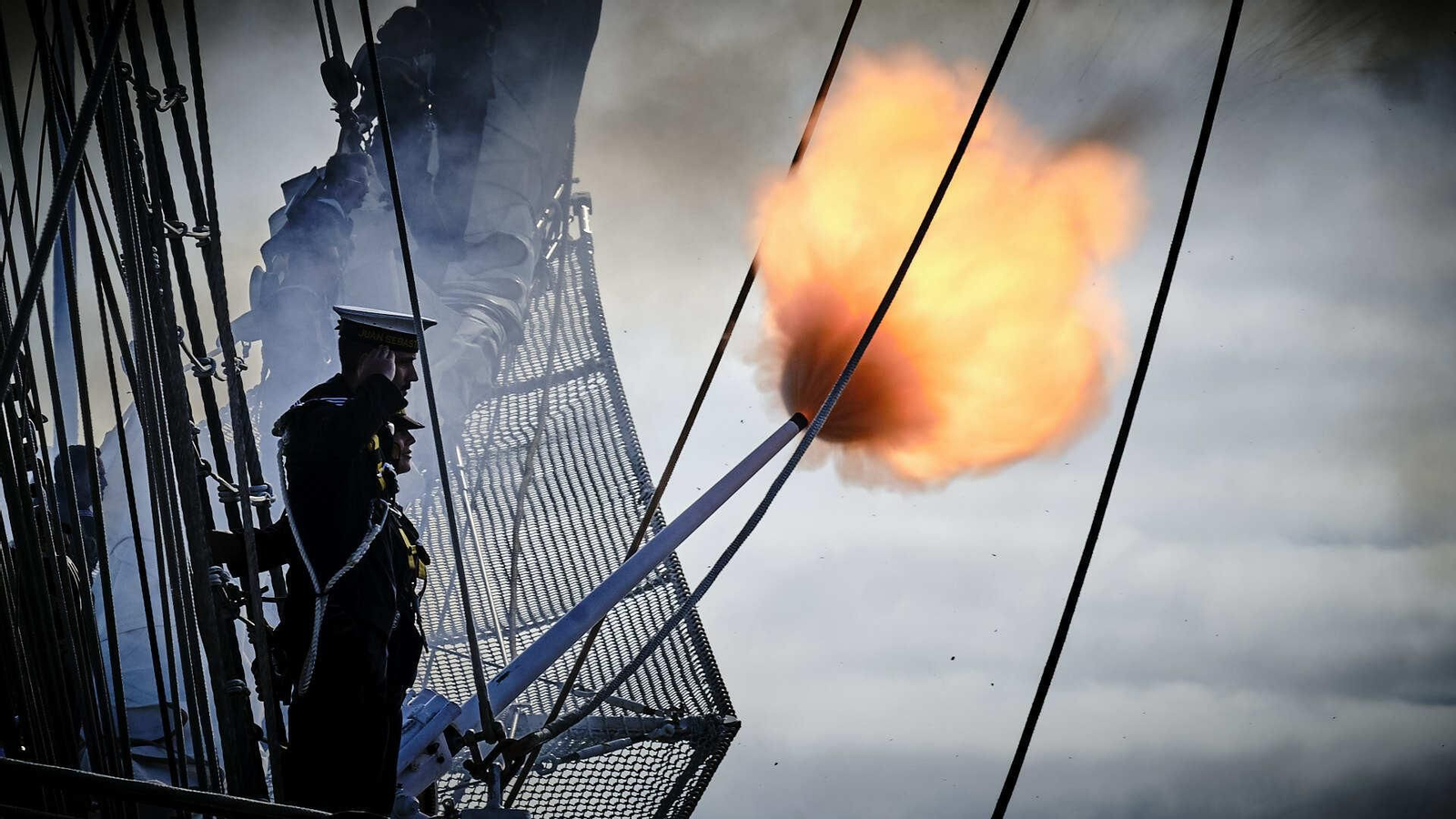 El buque escuela 'Juan Sebastián de Elcano' inicia su crucero de instrucción desde el muelle de Cádiz.