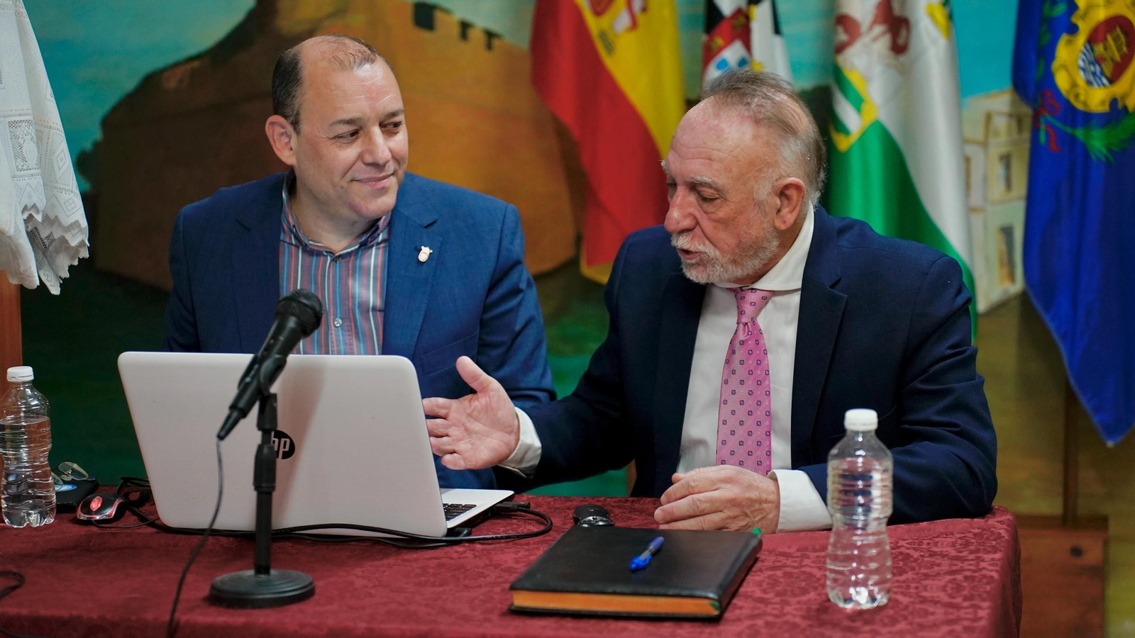 Fotos de la conferencia en Algeciras de Pablo Antonio Fernández sobre los Espacios Marítimos del Estrecho