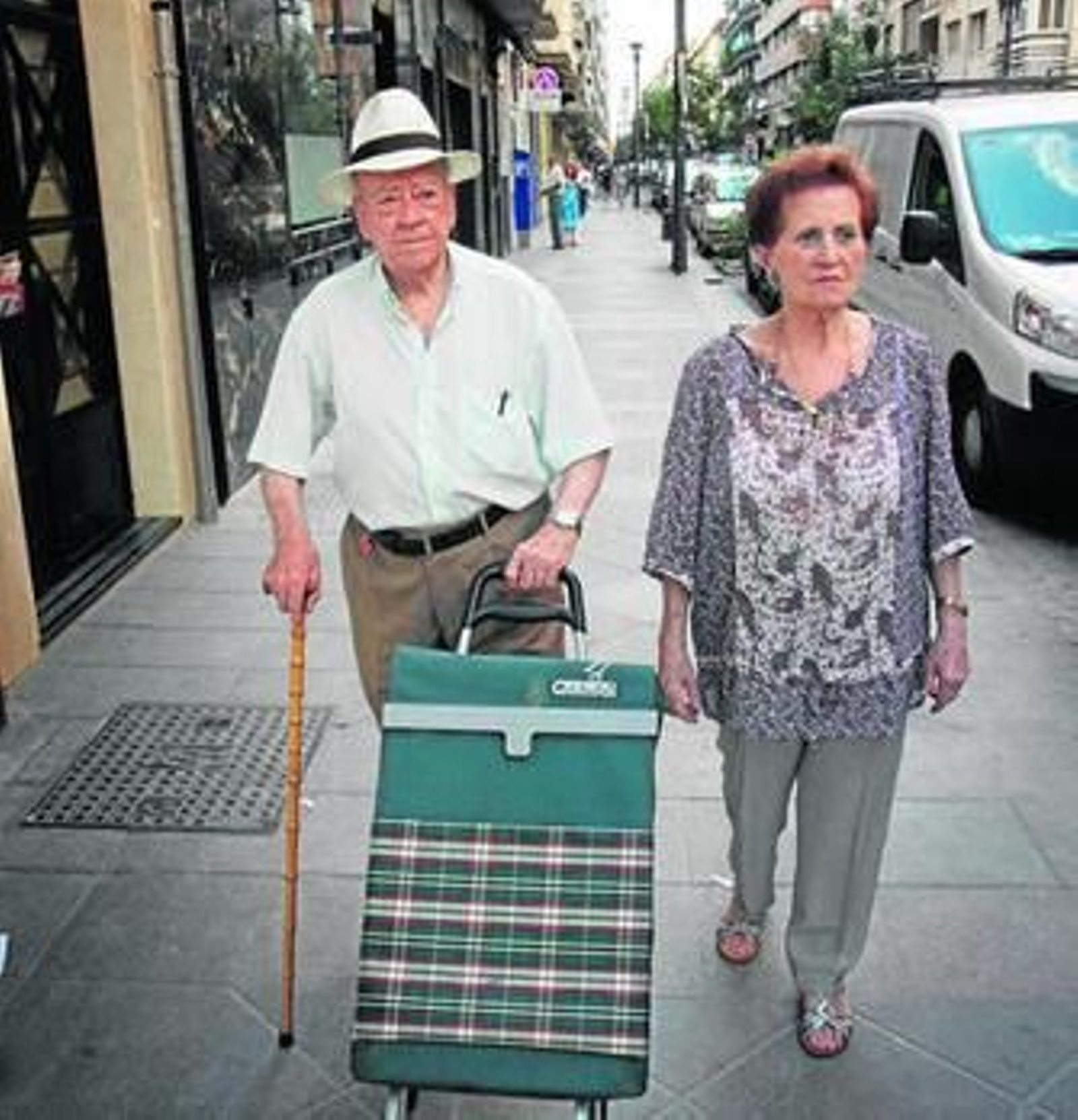 Paco Talavera, de 91 años y su mujer Rosario Rodán, de 89, camino de la compra del día
