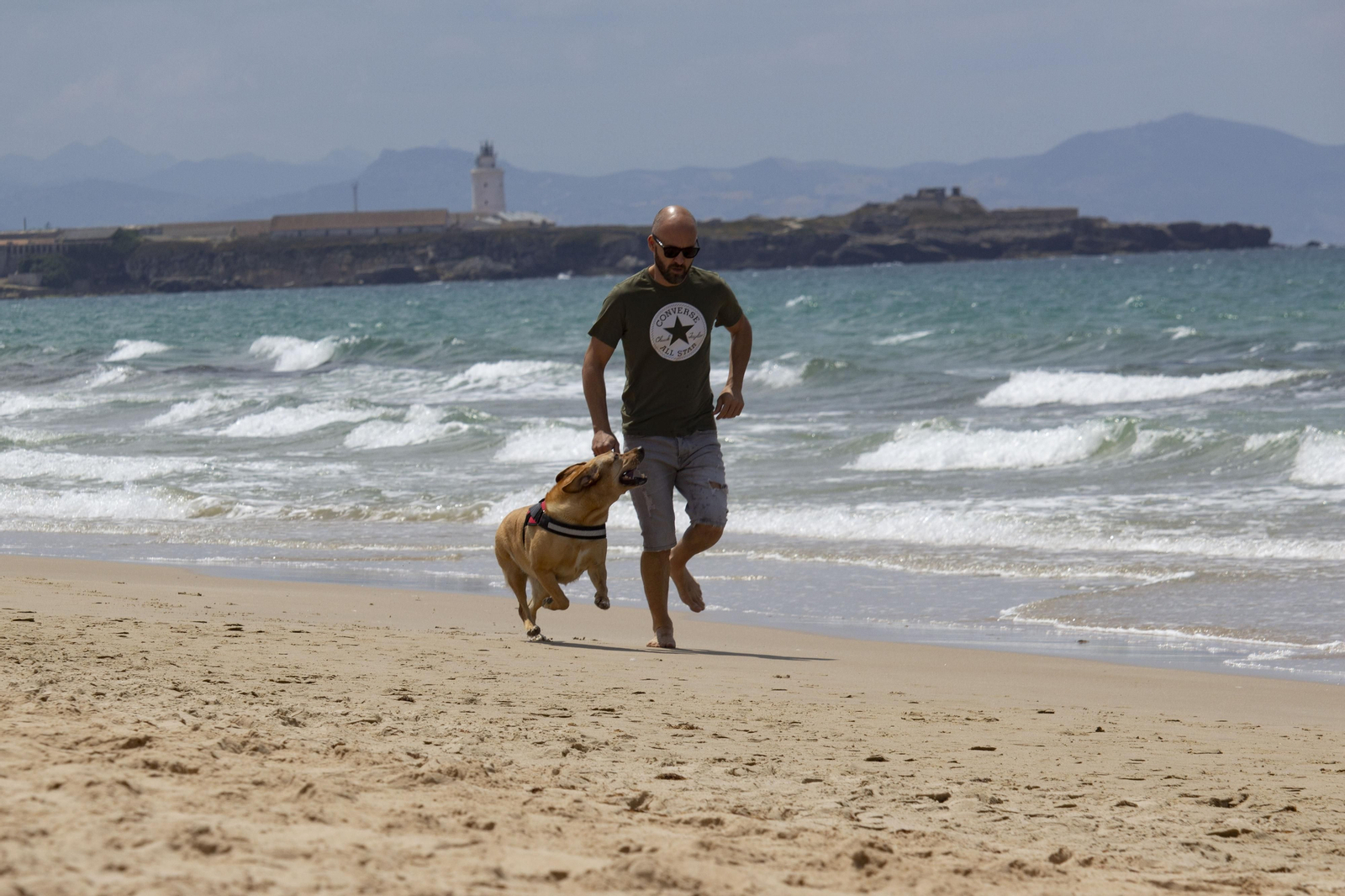 Un domingo de playa en Tarifa, en imágenes