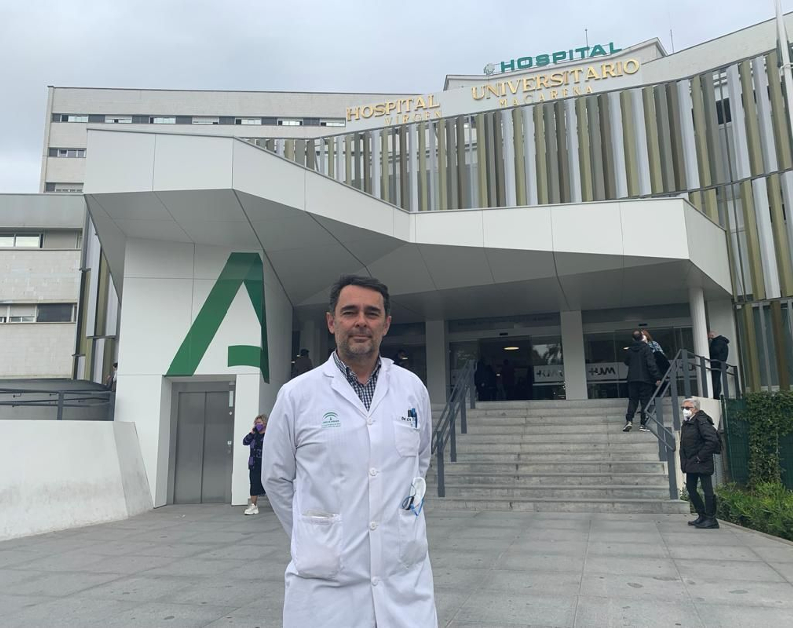 El doctor Luis Castilla, a las puertas del Hospital Virgen Macarena.