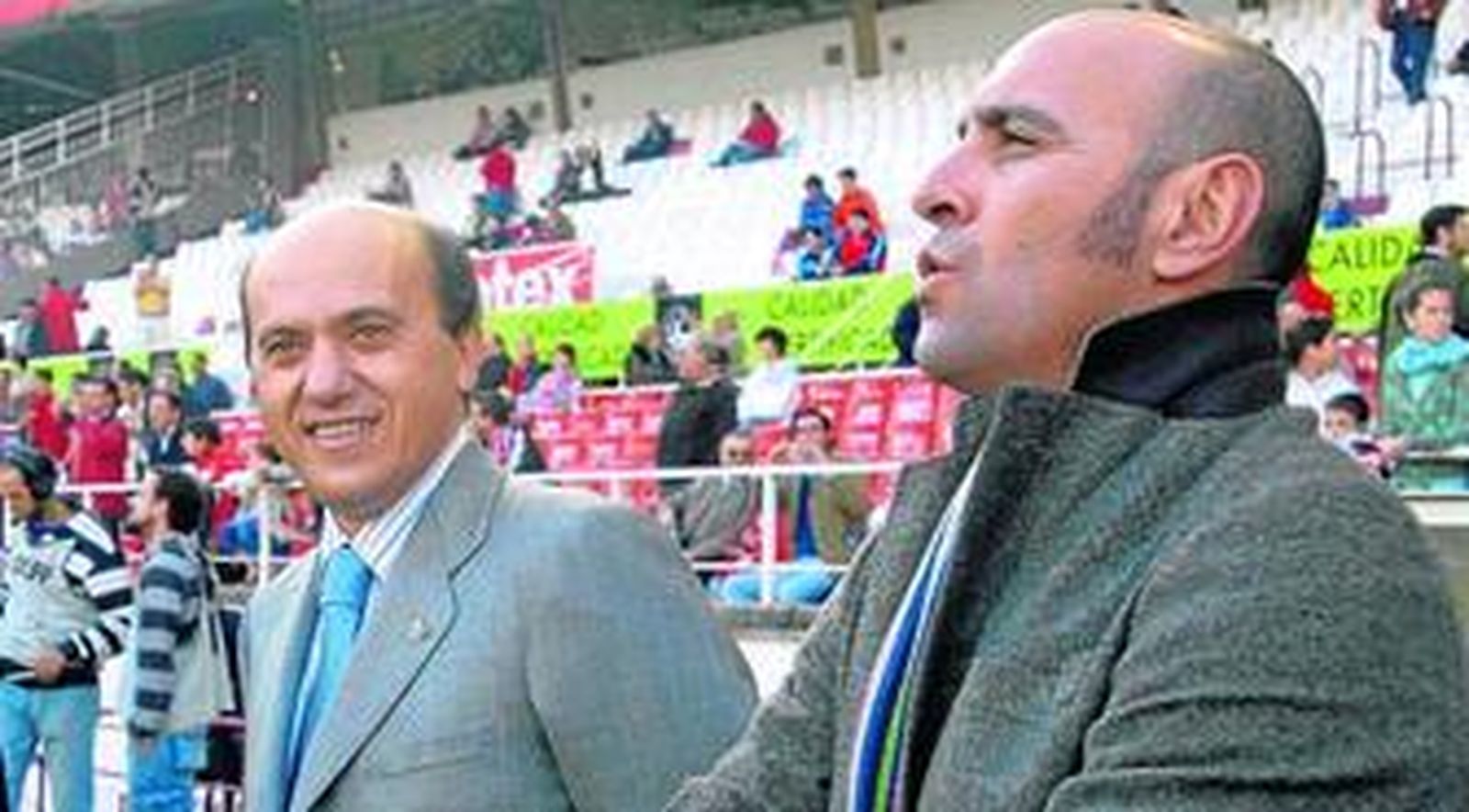 Del Nido y Monchi, sonrientes antes de un partido en el Ramón Sánchez-Pizjuán.