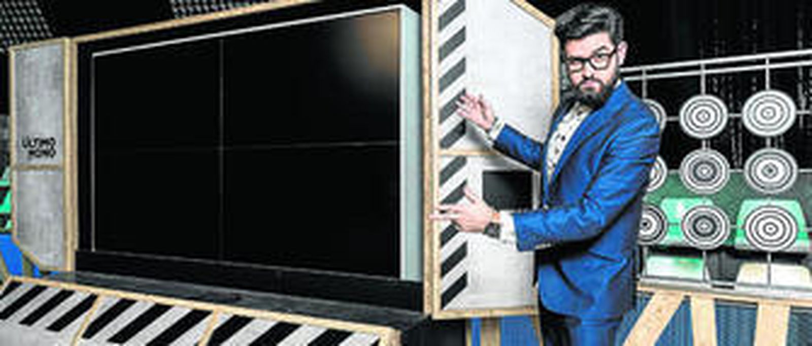 Manu Sánchez en el plató de su nuevo espacio en La Sexta, 'El último mono' que se estrena mañana domingo.