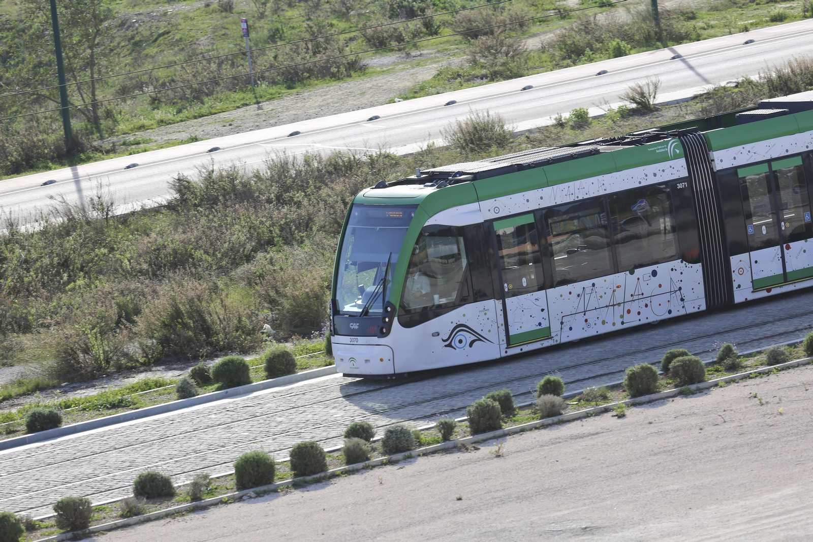 El Metro de Málaga, a su paso por el tramo en superficie de la Universidad.
