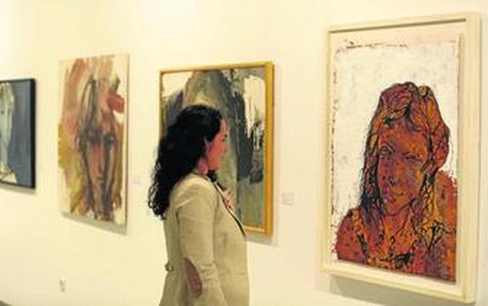Algunos de los rostros femeninos de Gino Hollander que se pueden ver en la sala del Archivo Municipal.
