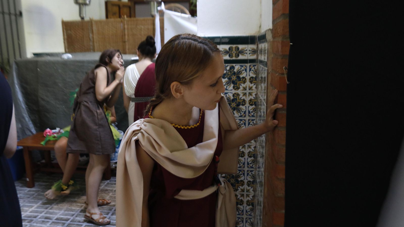 Una de las atrices observa entre bastidores el desarrollo de otras de las obras.