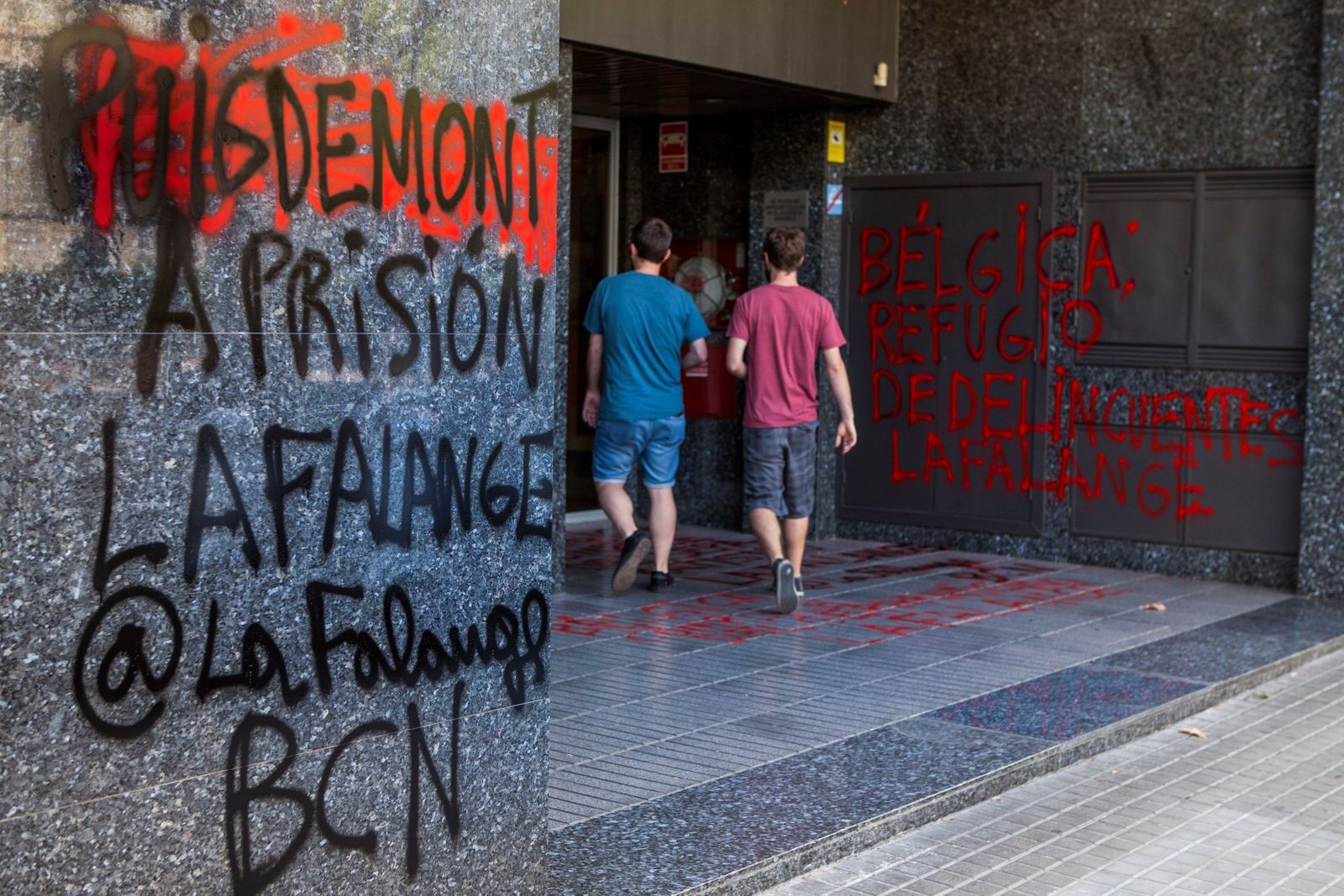 Entrada del edificio donde está de Bélgica en Barcelona, ayer.