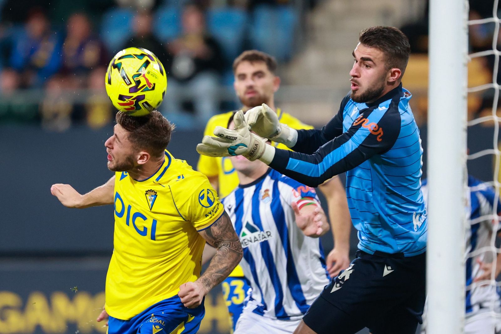 El remate de Jorge Moreno en la acción del gol anulado ante la Real Sociedad B.