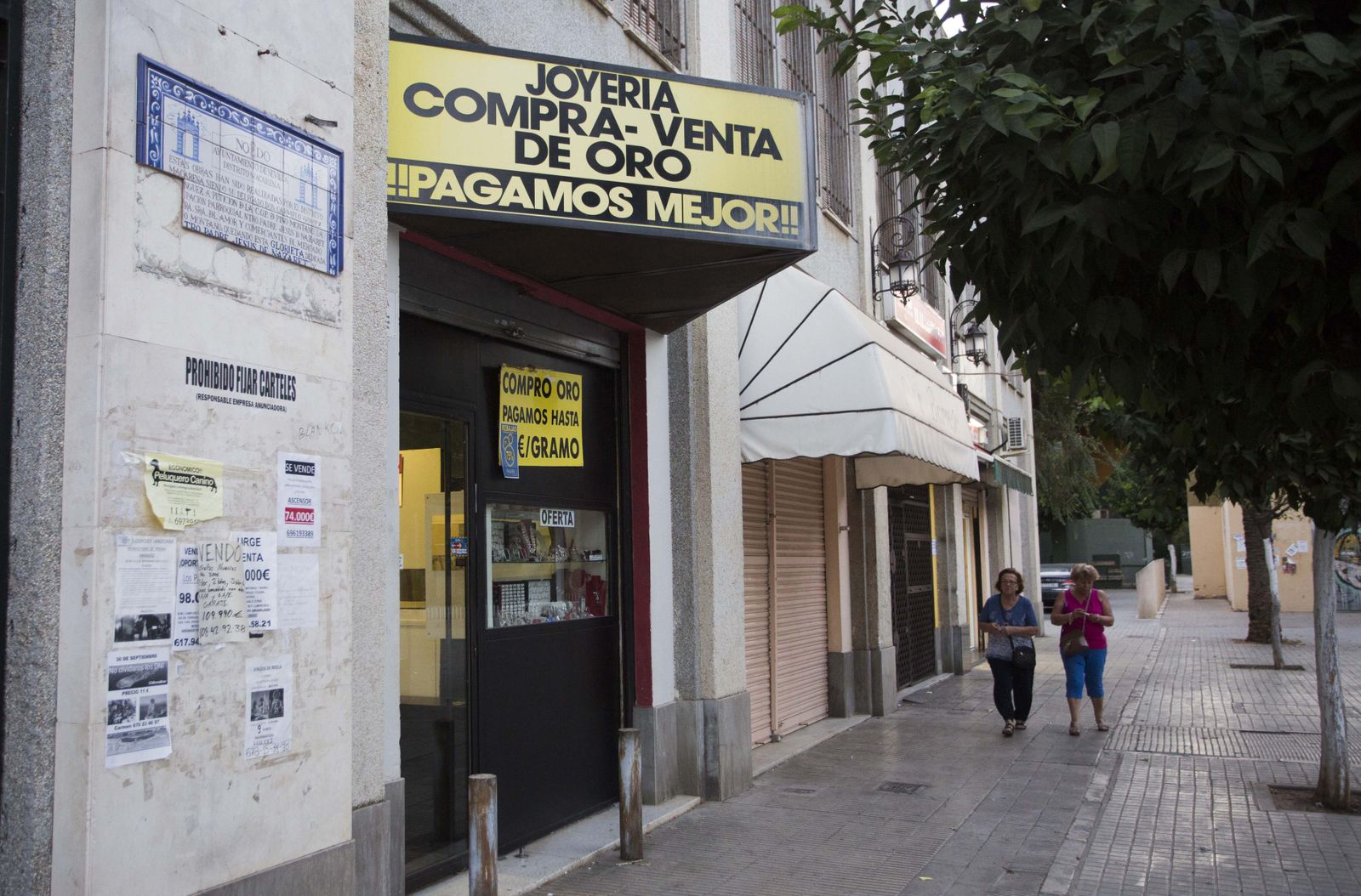 La joyería desvalijada en Pino Montano, en el edificio del mercado de abastos.