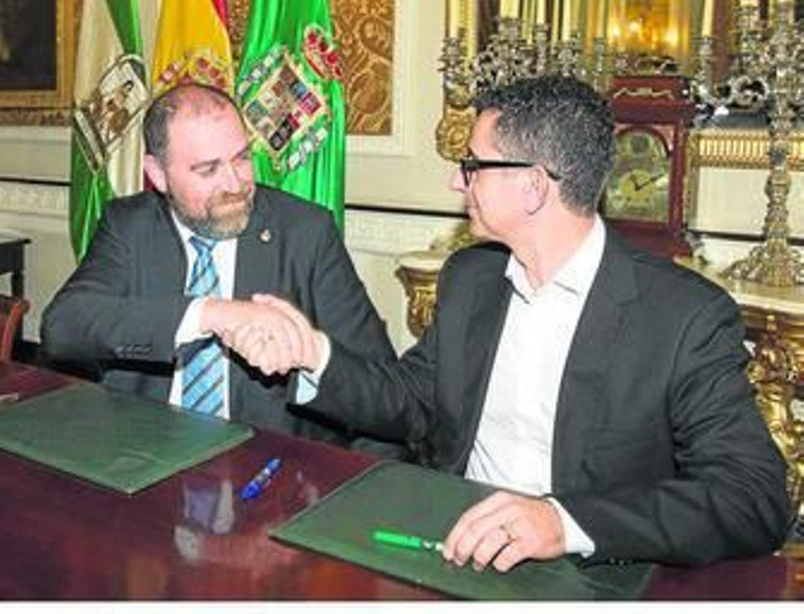 Jesús Solís y Miguel Molina, tras la firma del convenio, ayer en la Diputación.